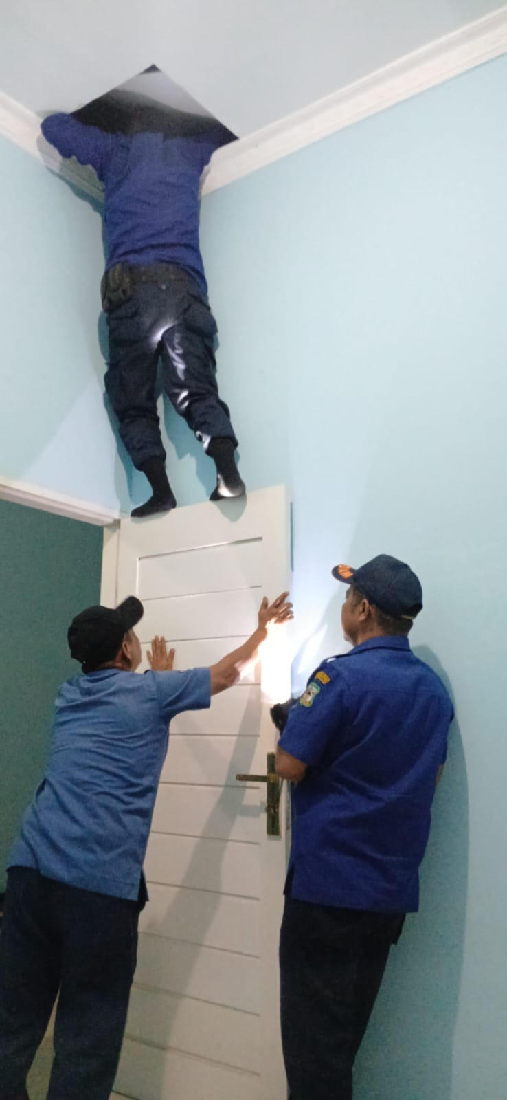 Personil Dinas Pemadam Kebakaran dan Penyelamatan menerima informasi adanya   ular di rumah warga  J