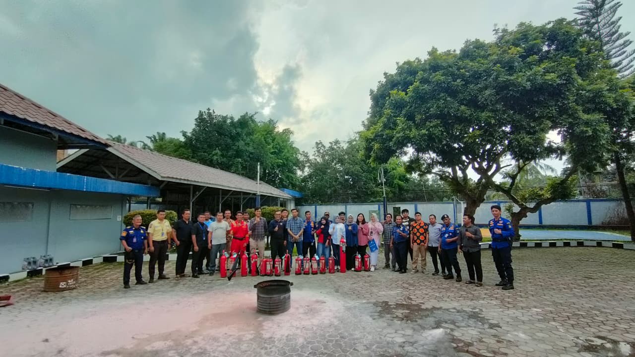 Personil Dinas Pemadam Kebakaran dan Penyelamatan melaksanakan Edukasi dan Simulasi Sistem Alat Prot