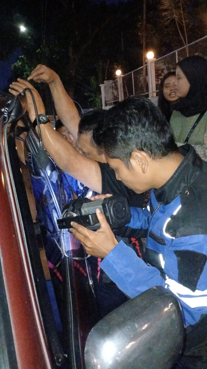 Personil Dinas Pemadam Kebakaran dan Penyelamatan berhasil melaksanakan Evakuasi Kunci Mobil yang te