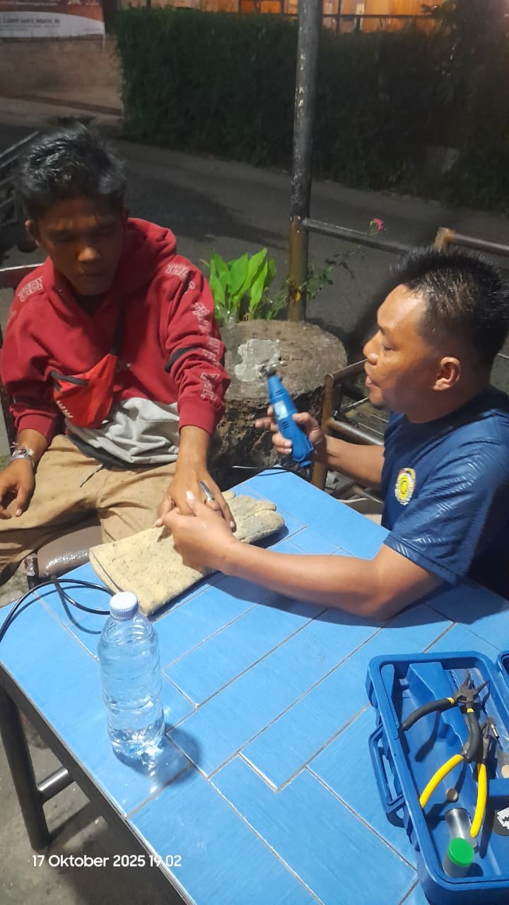 Personil Dinas Pemadam Kebakaran dan Penyelamatan berhasil melaksanakan pelepasan cincin dari jari s
