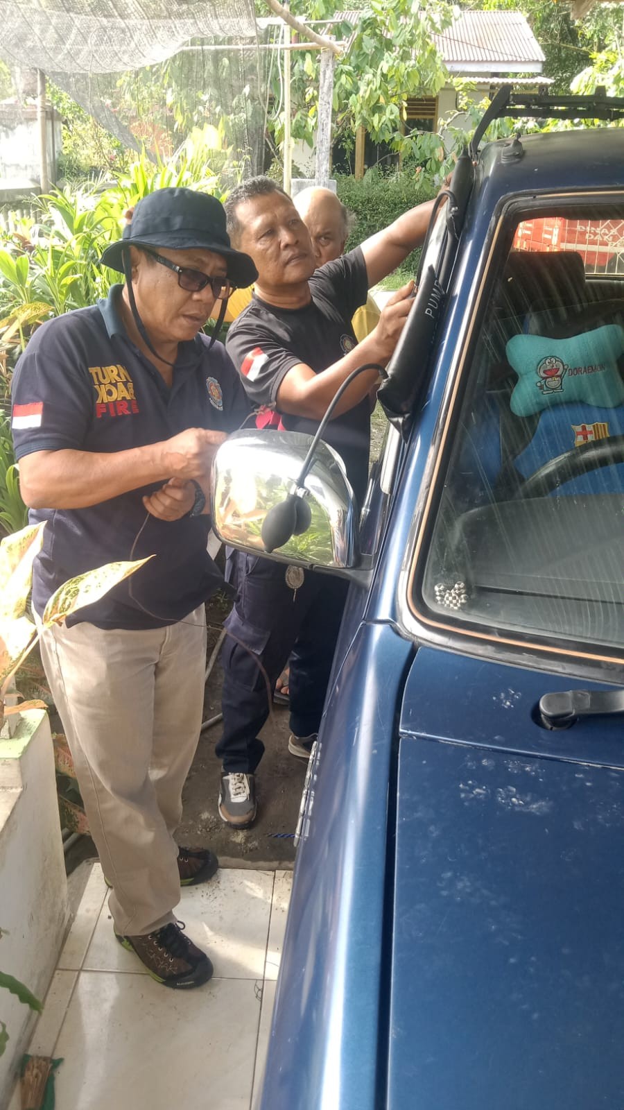 Personel Dinas Damkarmat melaksanakan evakuasi kucing liar yang mengganggu warga yang beralamat di  