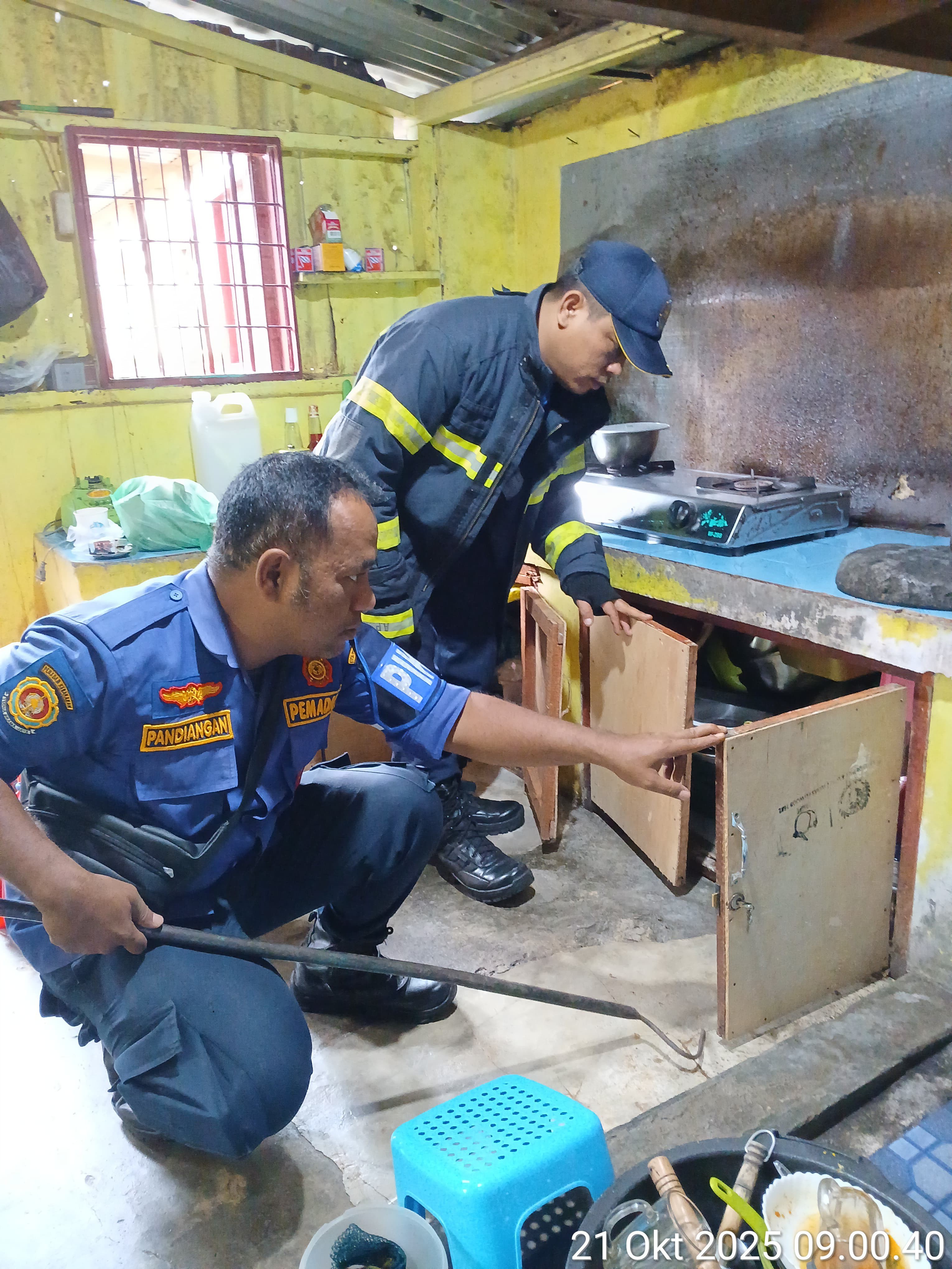Personil Dinas Pemadam Kebakaran dan Penyelamatan menerima informasi adanya seekor ular di rumah wa