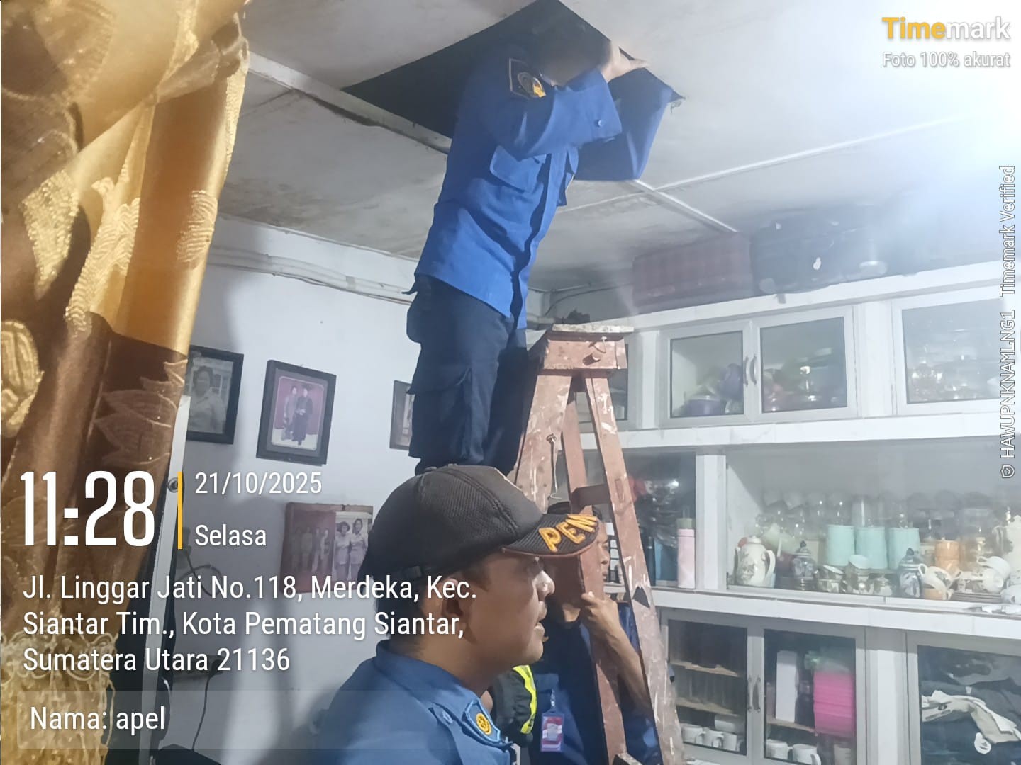 Personil Dinas Pemadam Kebakaran dan Penyelamatan menerima informasi adanya seekor biawak di rumah