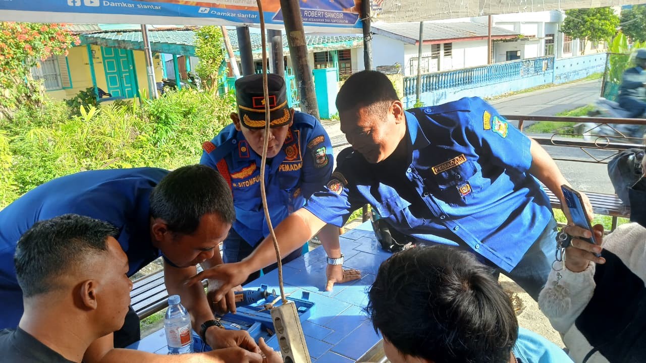 Personil Dinas Pemadam Kebakaran dan Penyelamatan berhasil melaksanakan pelepasan cincin dari warga