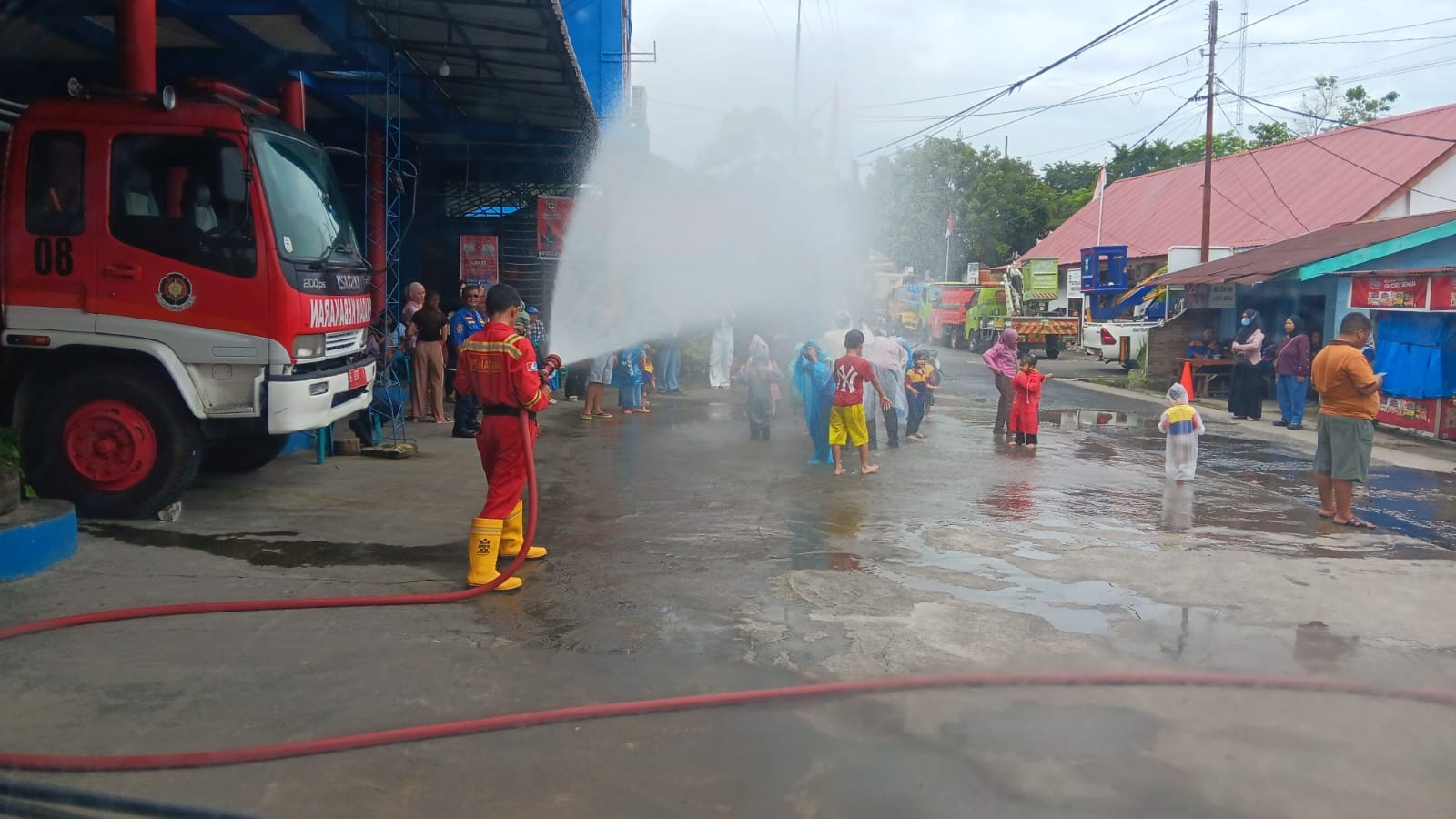 Personil Dinas Pemadam Kebakaran dan Penyelamatan melaksanakan Edukasi dan Pengenalan Profesi Pemada