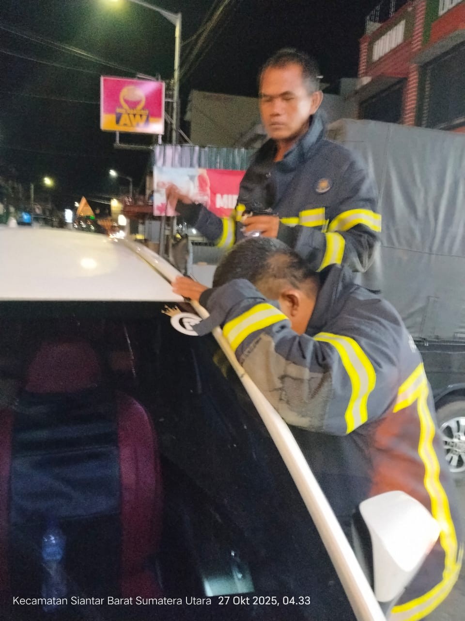 Personil Dinas Pemadam Kebakaran dan Penyelamatan berhasil melaksanakan Evakuasi Kunci Mobil yang te