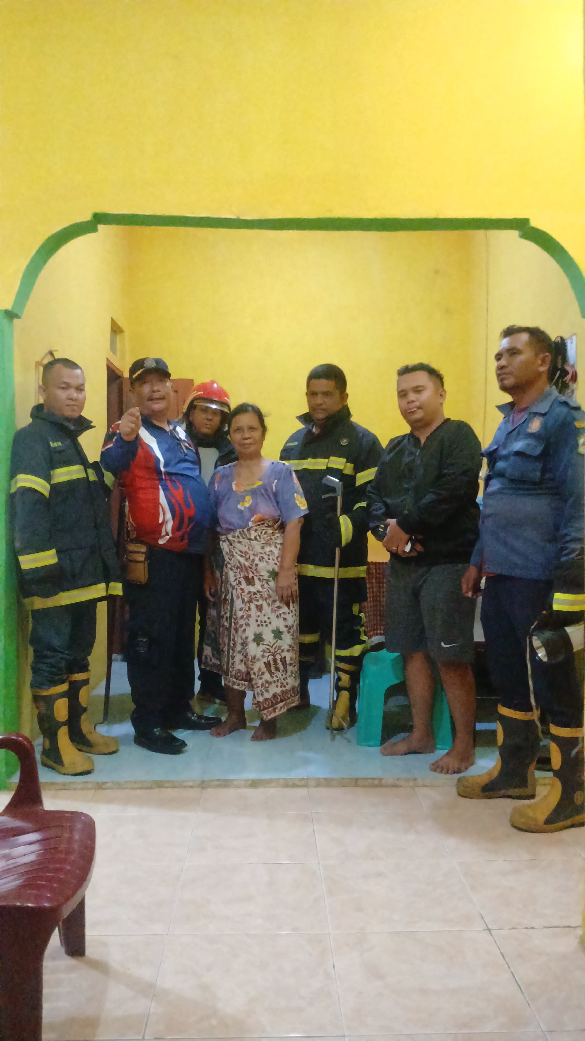 Personil Dinas Pemadam Kebakaran dan Penyelamatan menerima informasi adanya ular di rumah warga  Jl.