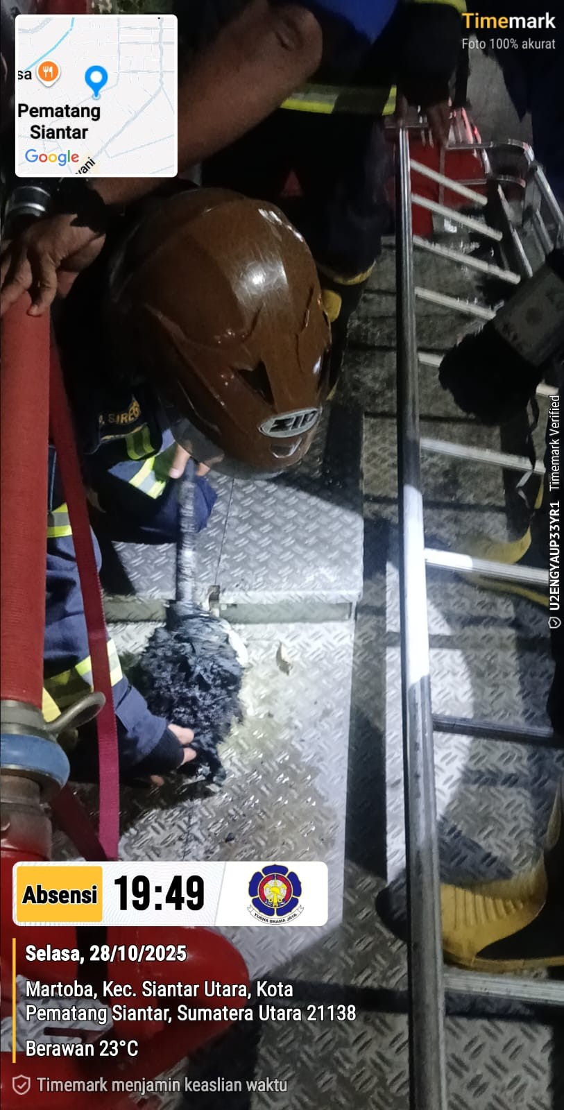 Personil Dinas Pemadam Kebakaran dan Penyelamatan berhasil mengevakuasi sarang tawon di   Jl. Nagur