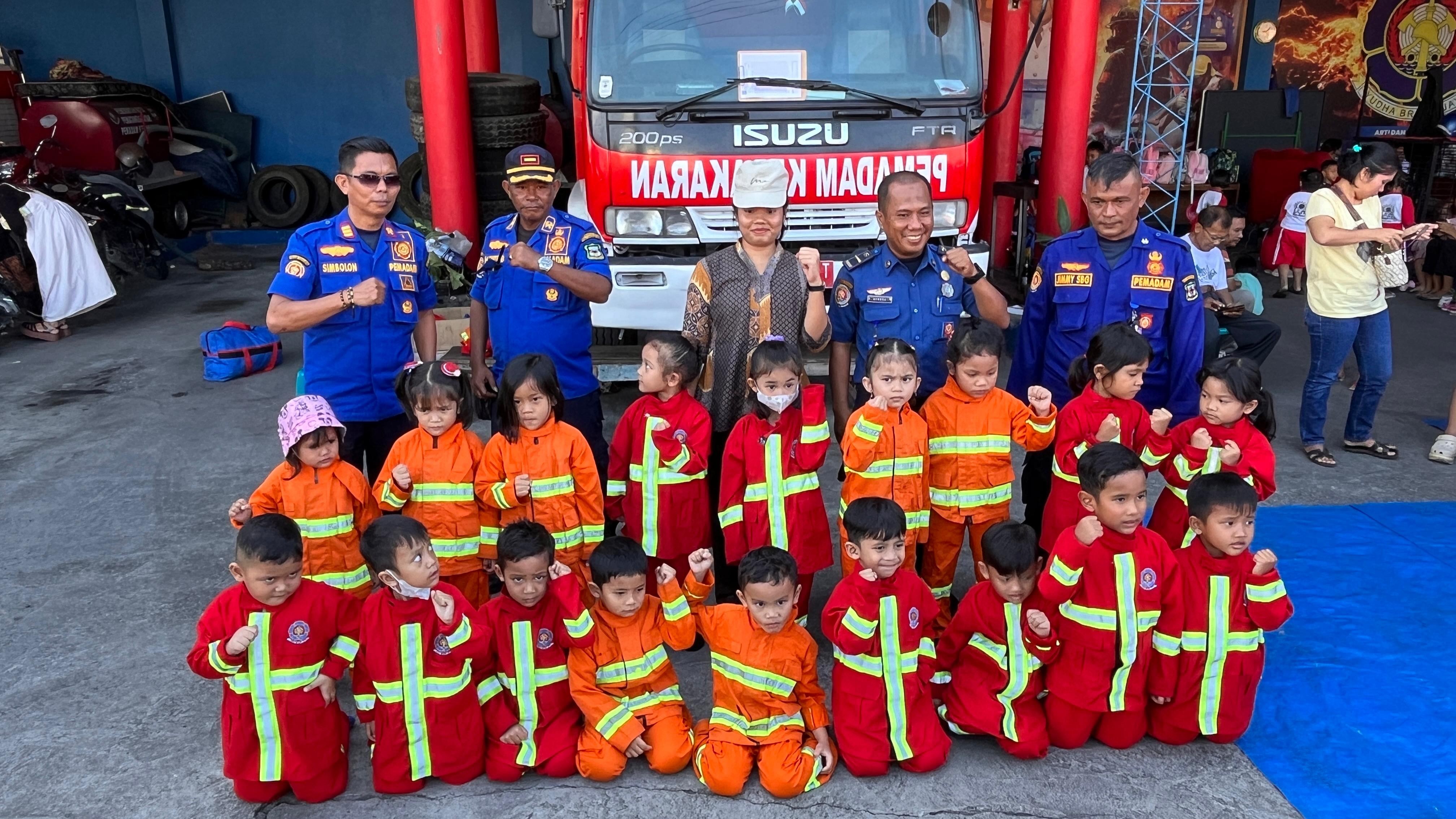 Personil Dinas Pemadam Kebakaran dan Penyelamatan melaksanakan Edukasi dan Pengenalan Profesi Pemada
