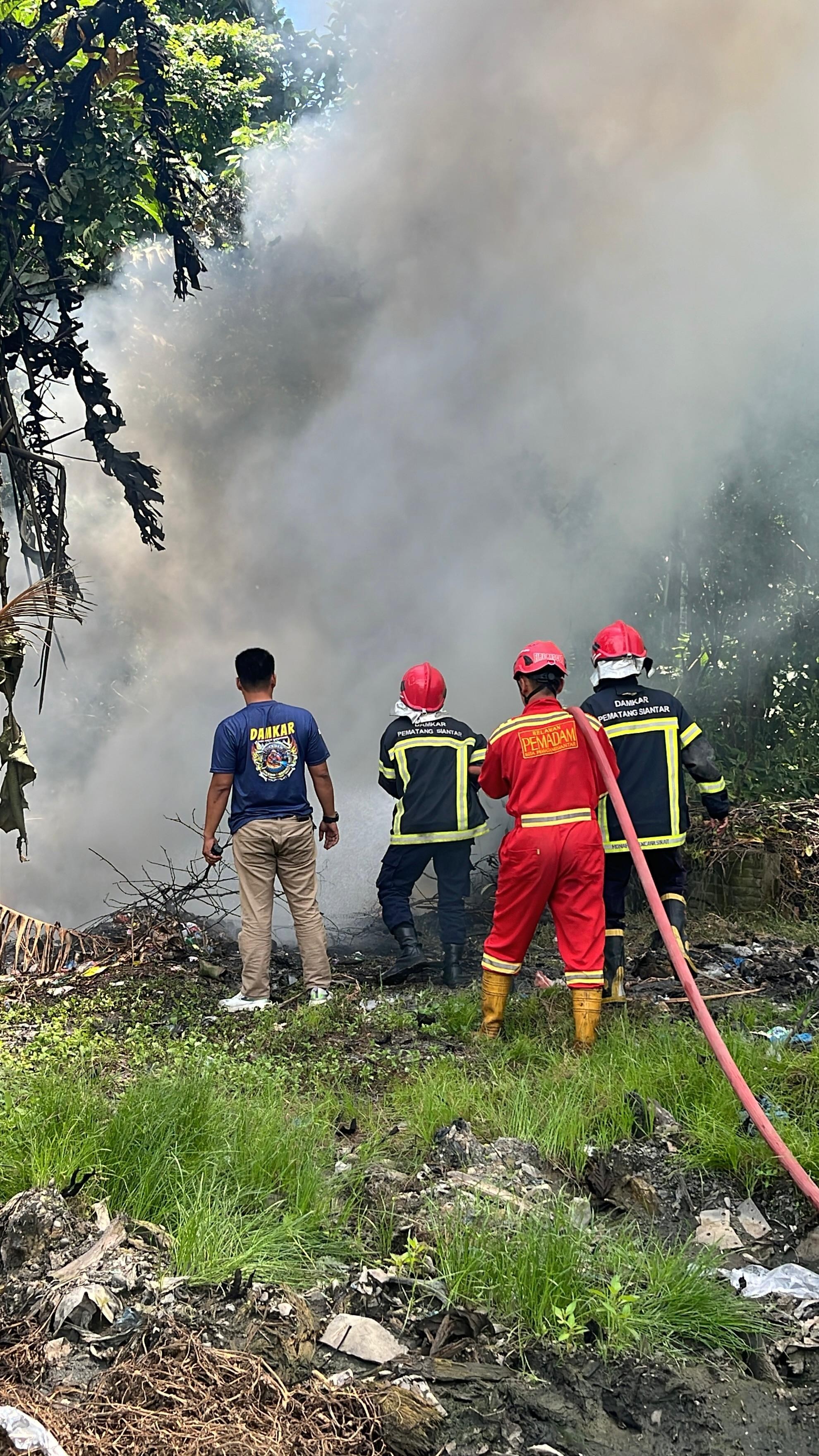 Personil Dinas Pemadam Kebakaran dan Penyelamatan melaksanakan Pemadaman Kebakaran Ban Bekas di   Jl