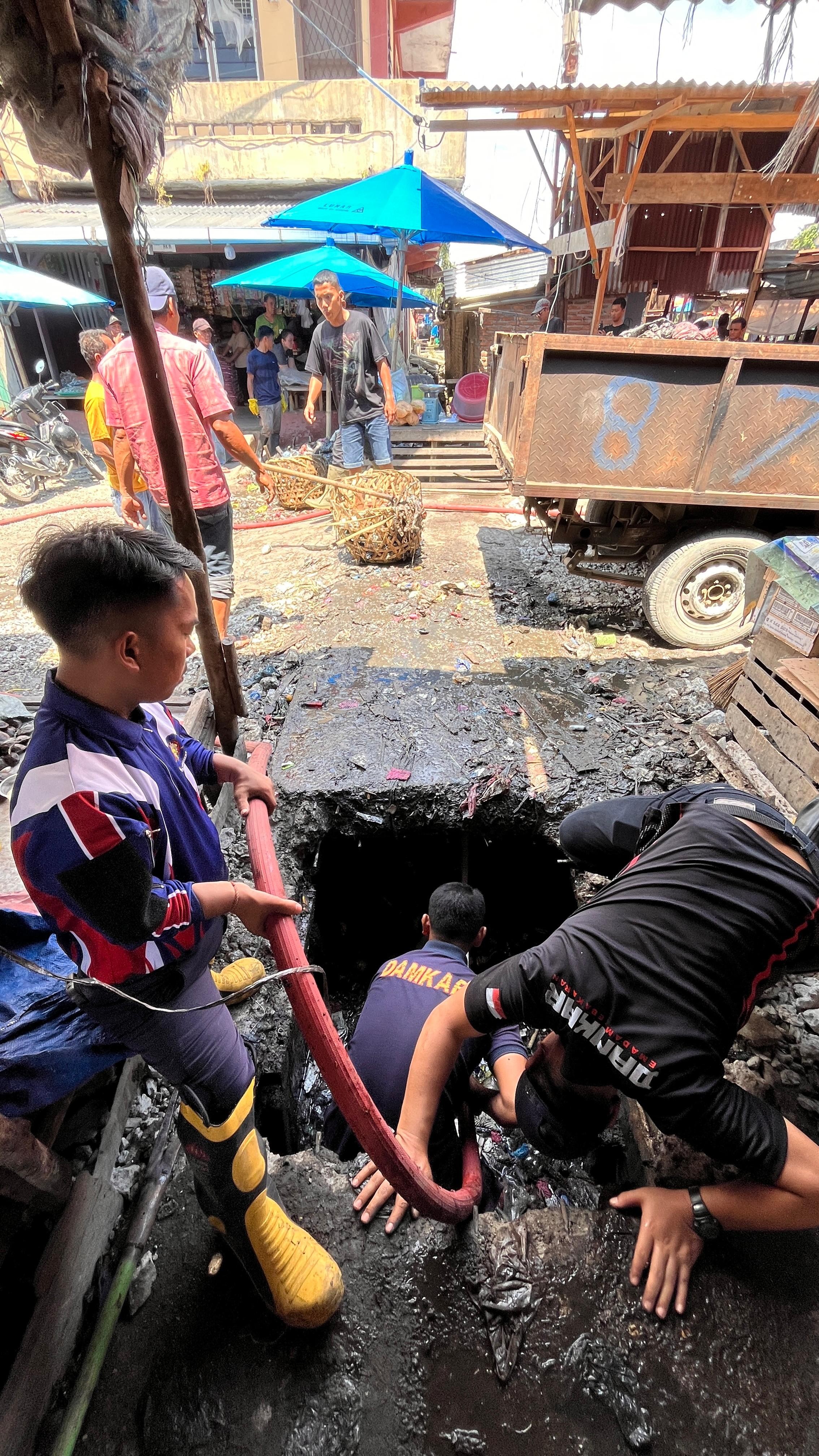 Personil Dinas Pemadam Kebakaran dan Penyelamatan melaksanakan giat LIBAS (Lihat Sumbat Gas) di Jl.