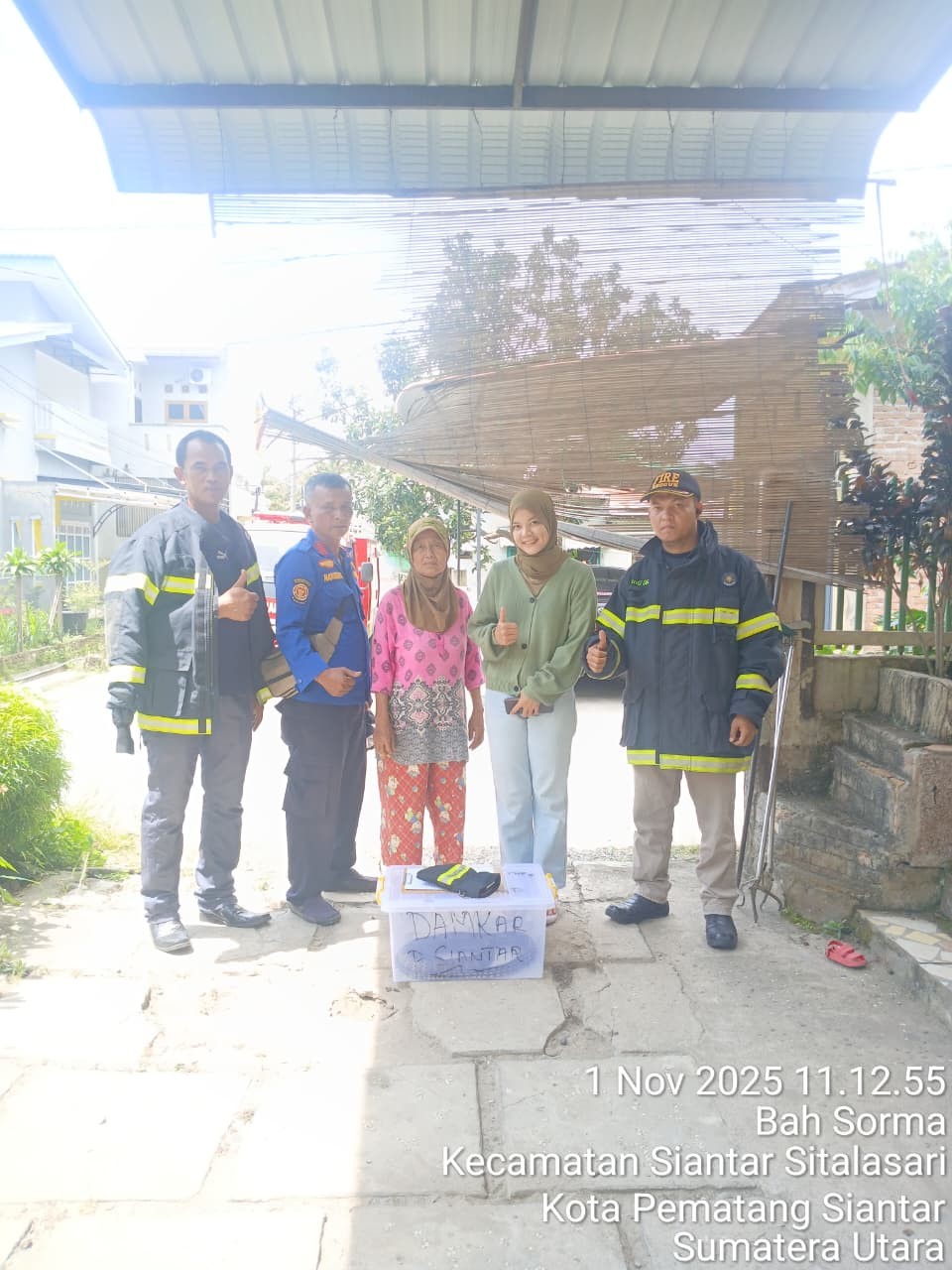Personil Dinas Pemadam Kebakaran dan Penyelamatan berhasil mengevakuasi seekor  ular di rumah warga