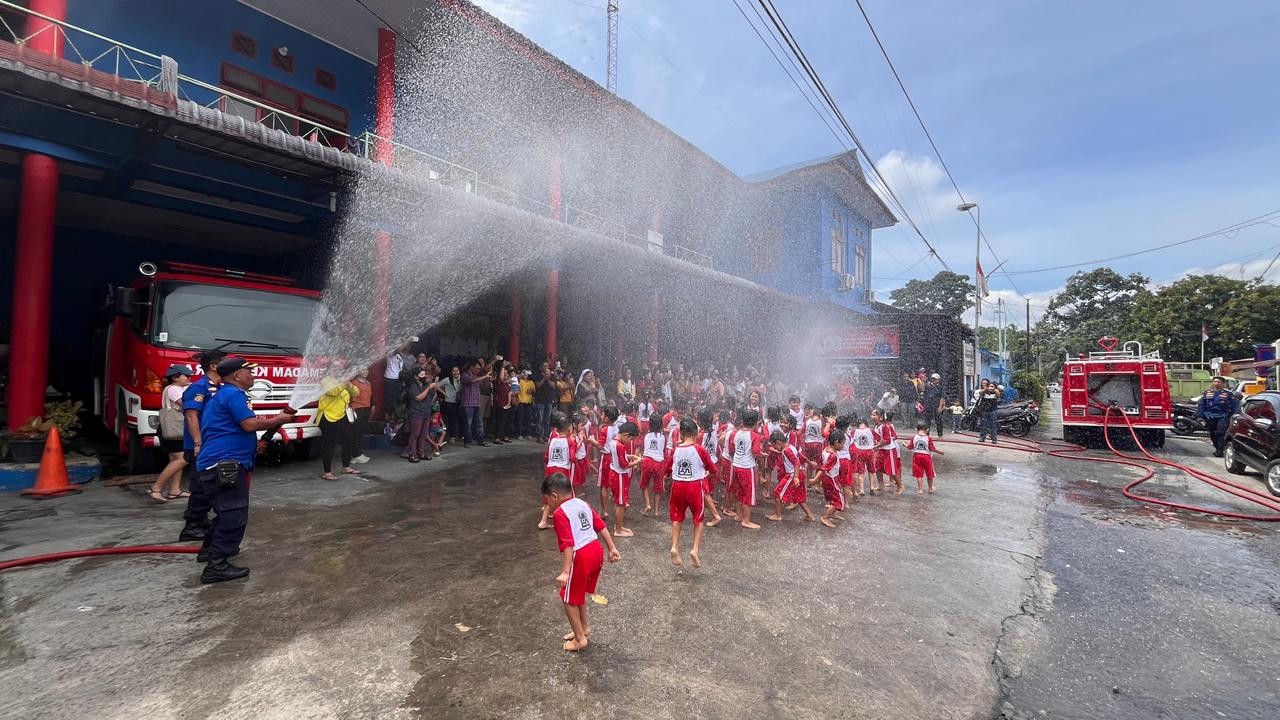 Personil Dinas Pemadam Kebakaran dan Penyelamatan melaksanakan Edukasi dan Pengenalan Profesi Pemada