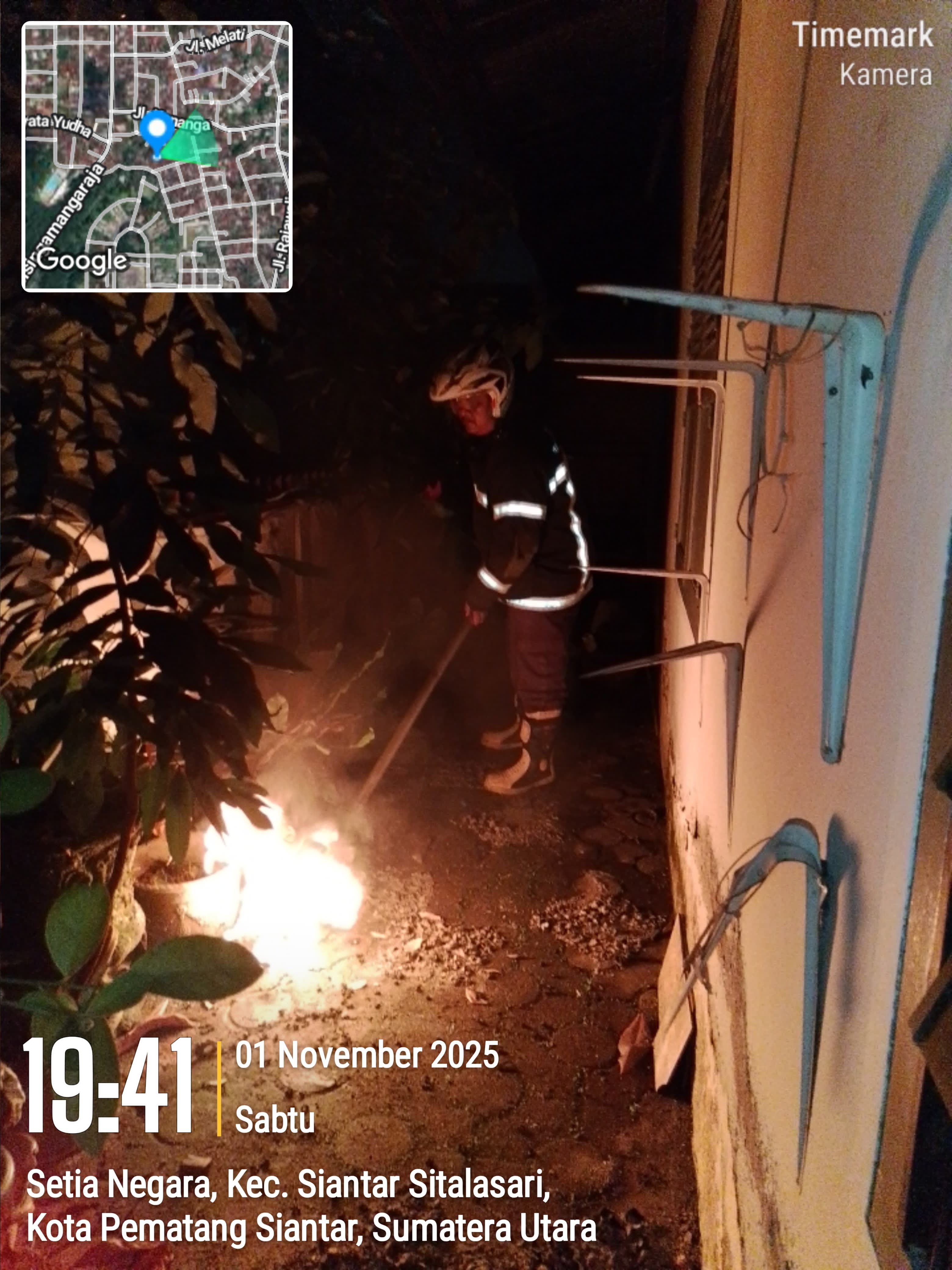 Personil Dinas Pemadam Kebakaran dan Penyelamatan berhasil mengevakuasi sarang tawon di Asrama Rinda