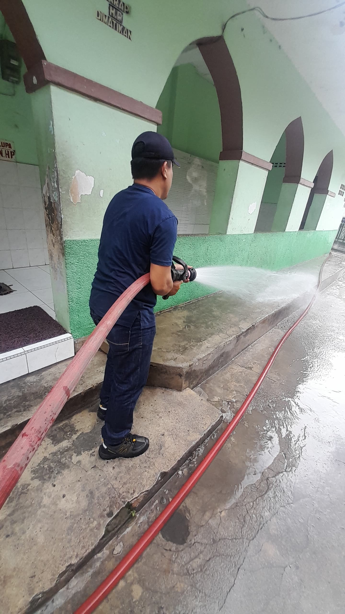 Personil Dinas Pemadam Kebakaran dan Penyelamatan melaksanakan giat LIBAS (Lihat Sumbat Gas) di Mesj