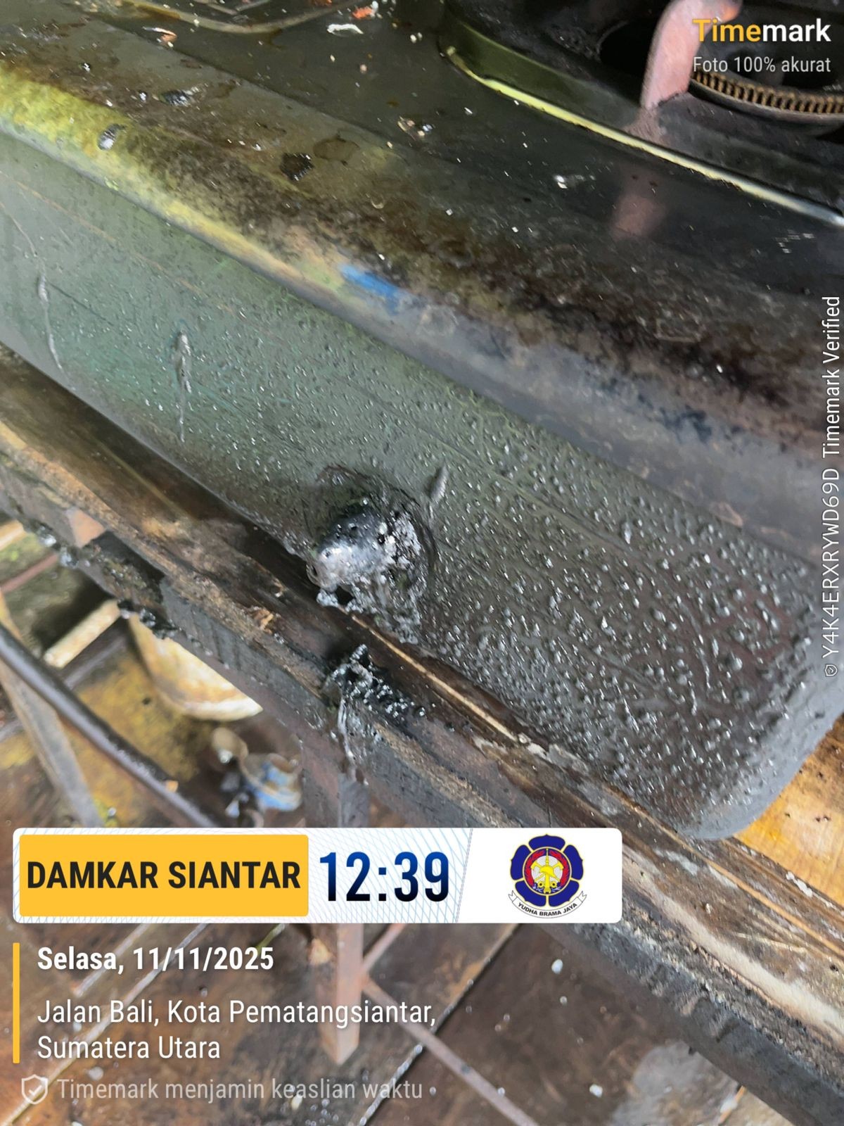 Personil Dinas Pemadam Kebakaran dan Penyelamatan menerima informasi adanya kebakaran kompor masak d