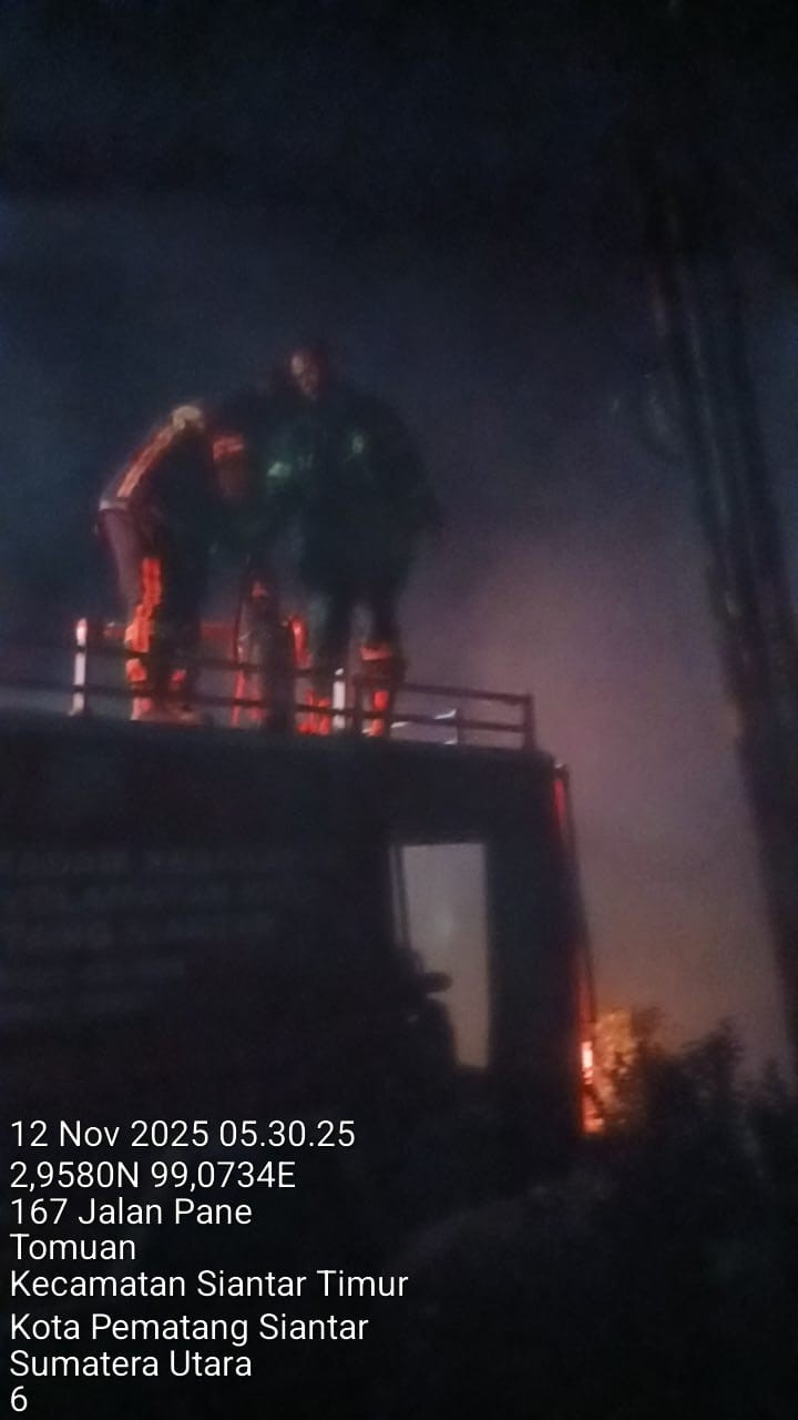 Personil Dinas Pemadam Kebakaran dan Penyelamatan melaksanakan Pemadaman Kebakaran kabel PLN dengan 