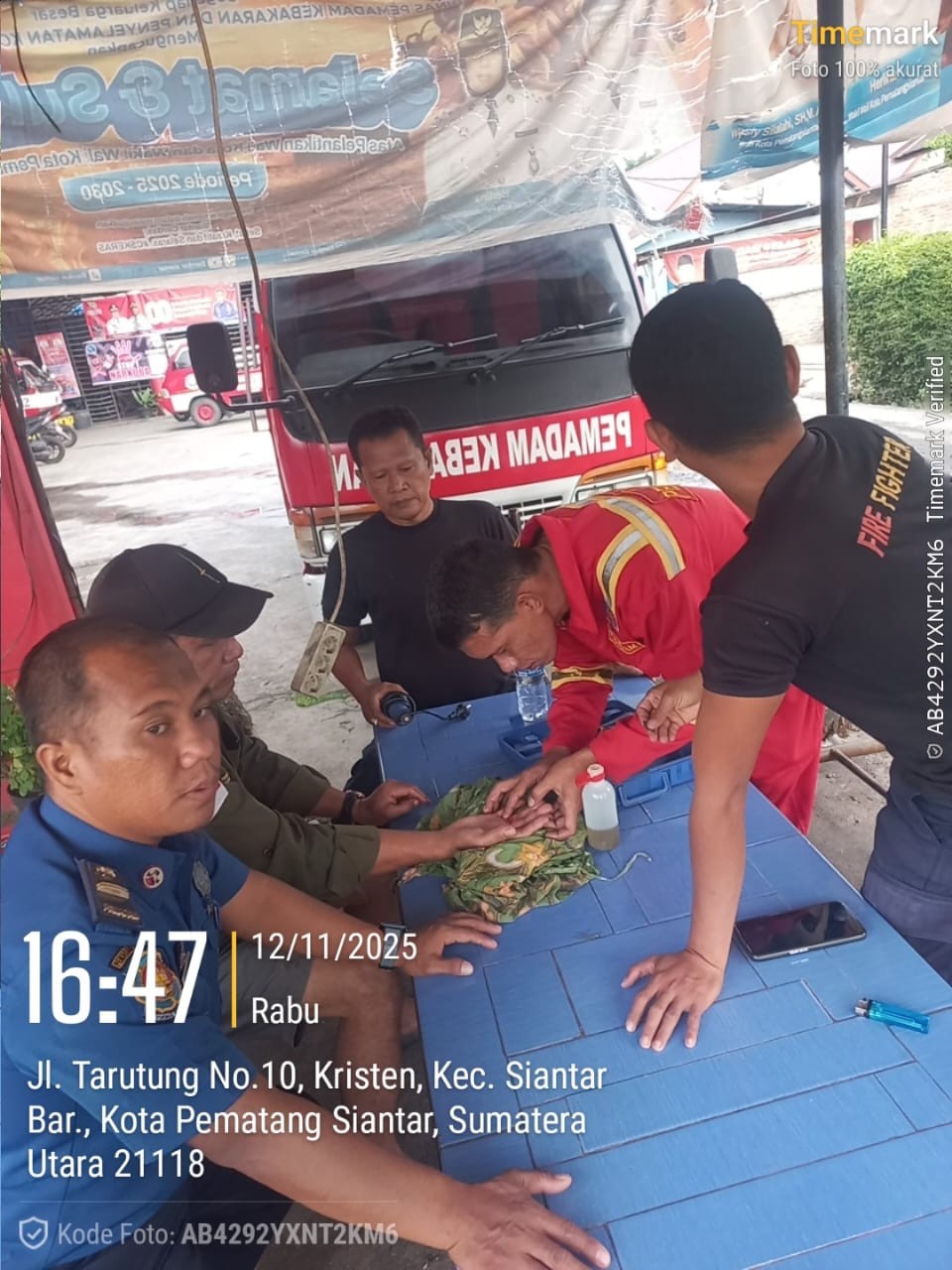 Personil Dinas Pemadam Kebakaran dan Penyelamatan berhasil melaksanakan pelepasan cincin dari jari s