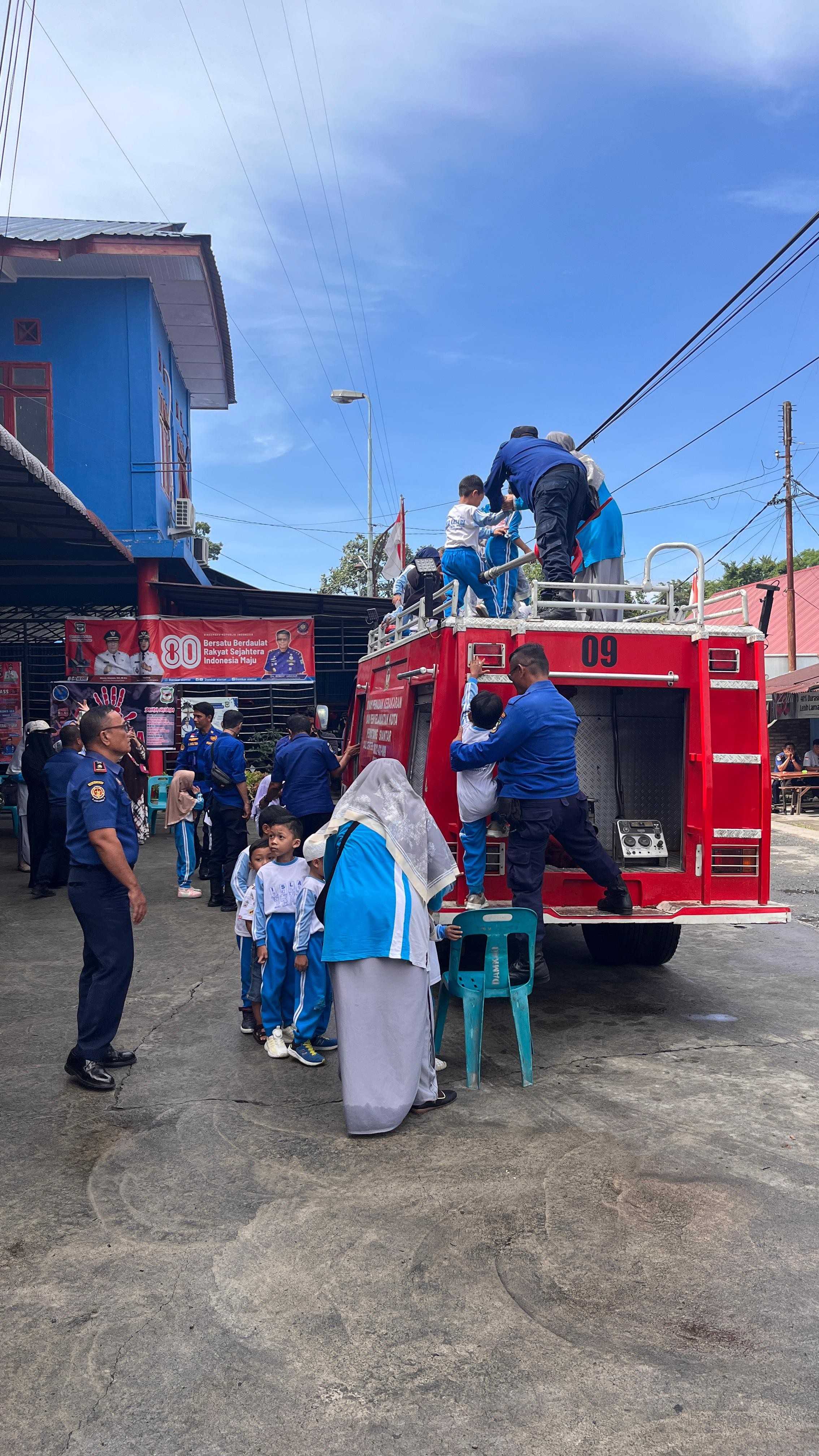 Personil Dinas Pemadam Kebakaran dan Penyelamatan melaksanakan Edukasi dan Pengenalan Profesi Pemada