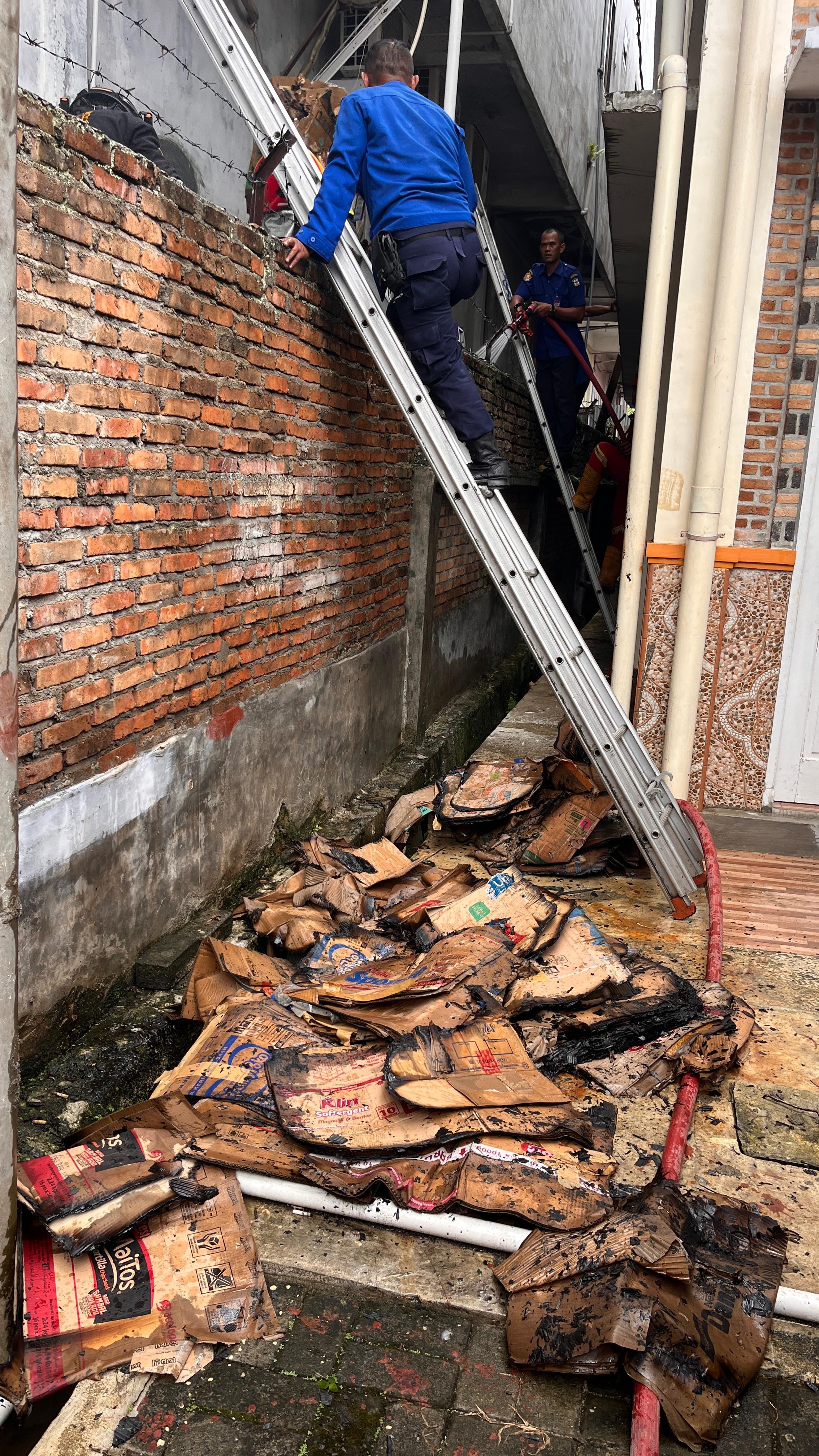 Personil Dinas Pemadam Kebakaran dan Penyelamatan melaksanakan Pemadaman Kebakaran Karton bekas di  