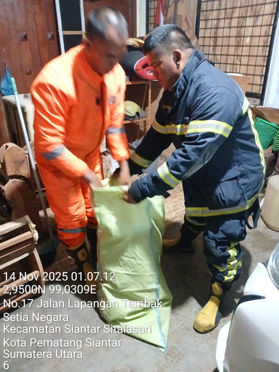 Personil Dinas Pemadam Kebakaran dan Penyelamatan berhasil mengevakuasi sarang tawon di rumah warga 