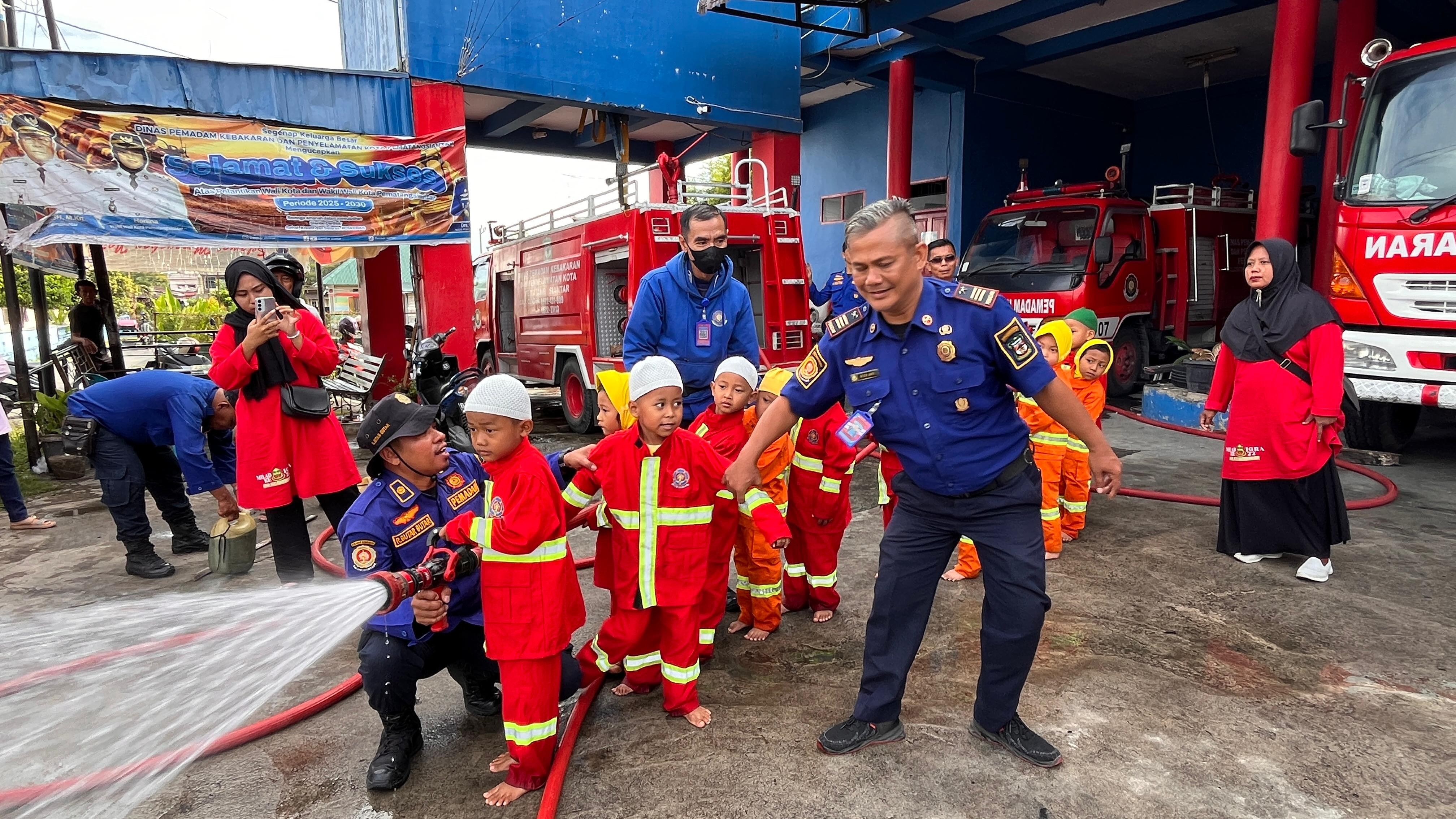 Personil Dinas Pemadam Kebakaran dan Penyelamatan melaksanakan Edukasi dan Pengenalan Profesi Pemada