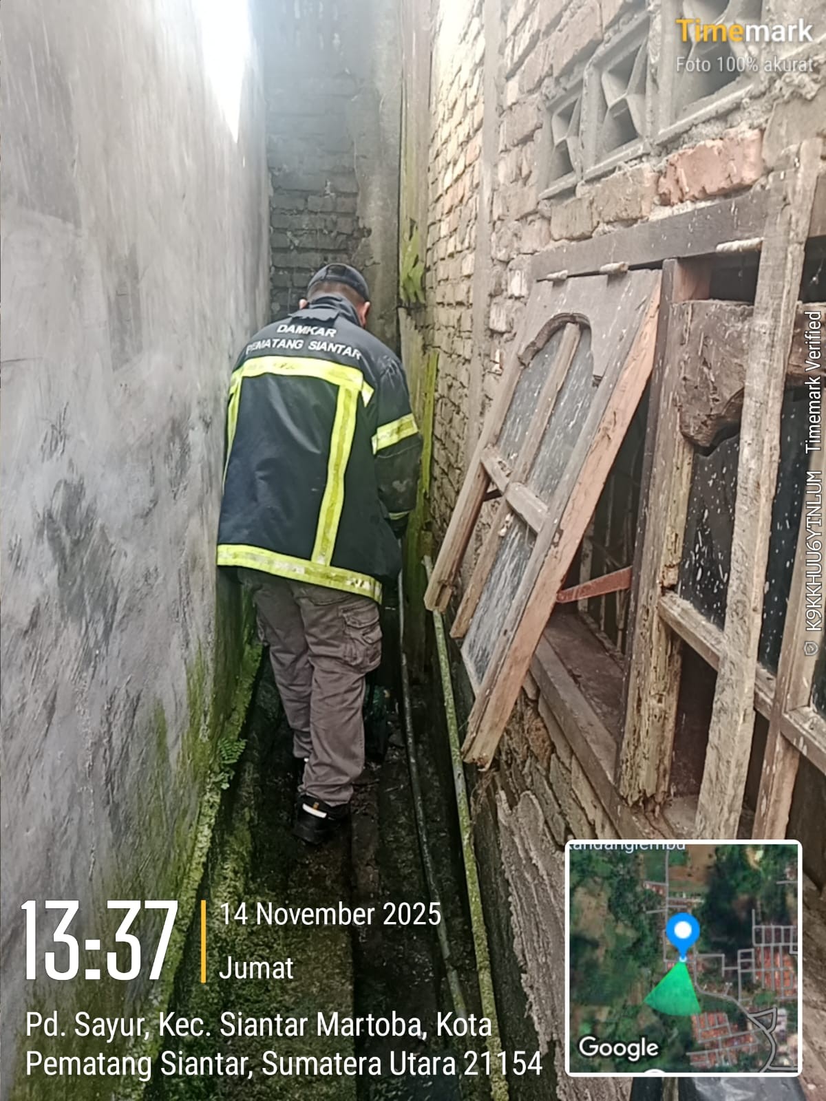 Personil Dinas Pemadam Kebakaran dan Penyelamatan menerima informasi adanya ular di rumah warga  Jl.