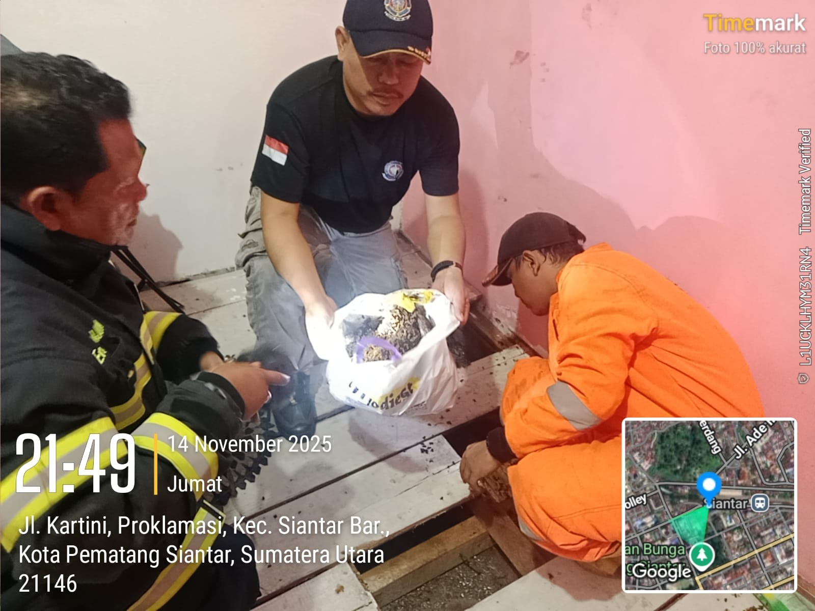 Personil Dinas Pemadam Kebakaran dan Penyelamatan berhasil mengevakuasi sarang tawon di rumah warga 