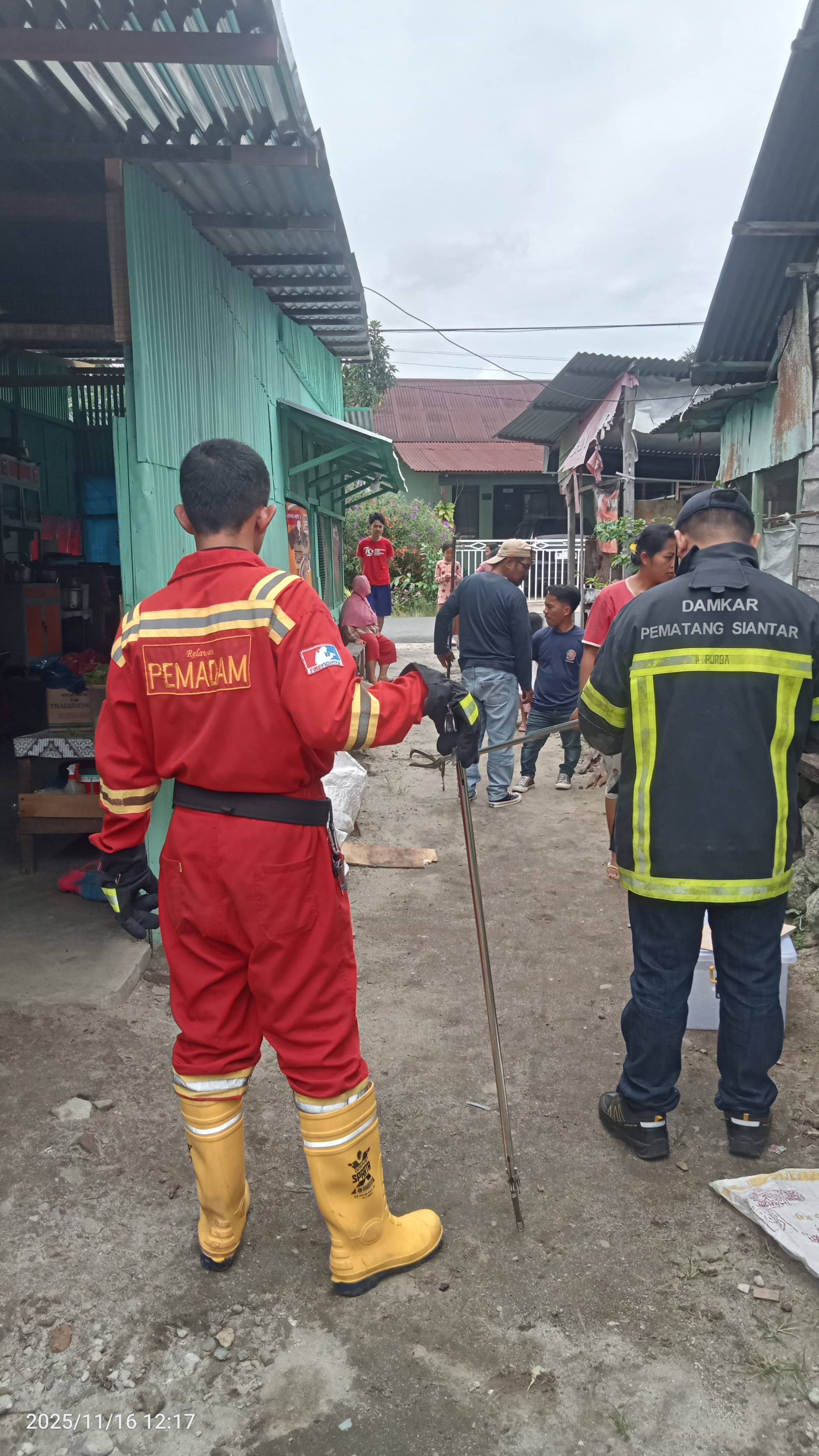 Personil Dinas Pemadam Kebakaran dan Penyelamatan menerima informasi   adanya ular di warung warga  