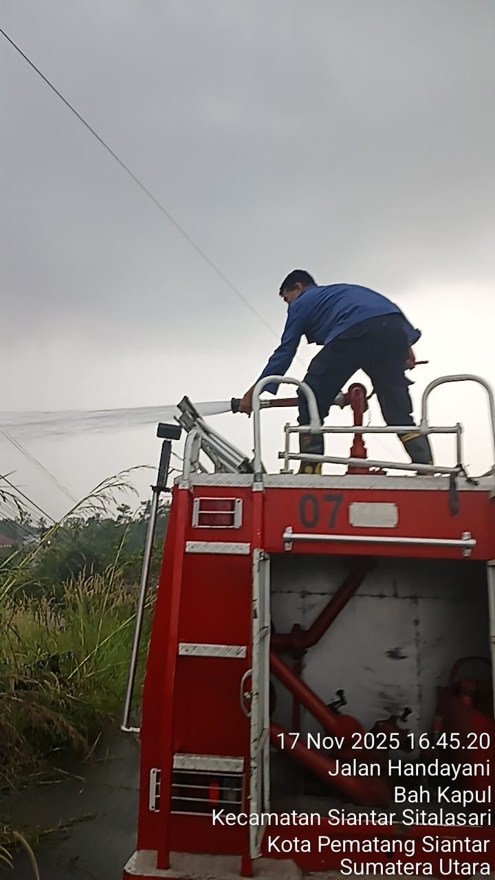 Personil Dinas Pemadam Kebakaran dan Penyelamatan melaksanakan Pemadaman Kebakaran lahan di  Jl. Han