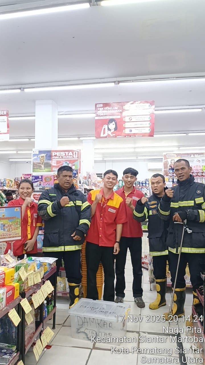 Personil Dinas Pemadam Kebakaran dan Penyelamatan berhasil mengevakuasi ular di Toko Alfamart   JL R