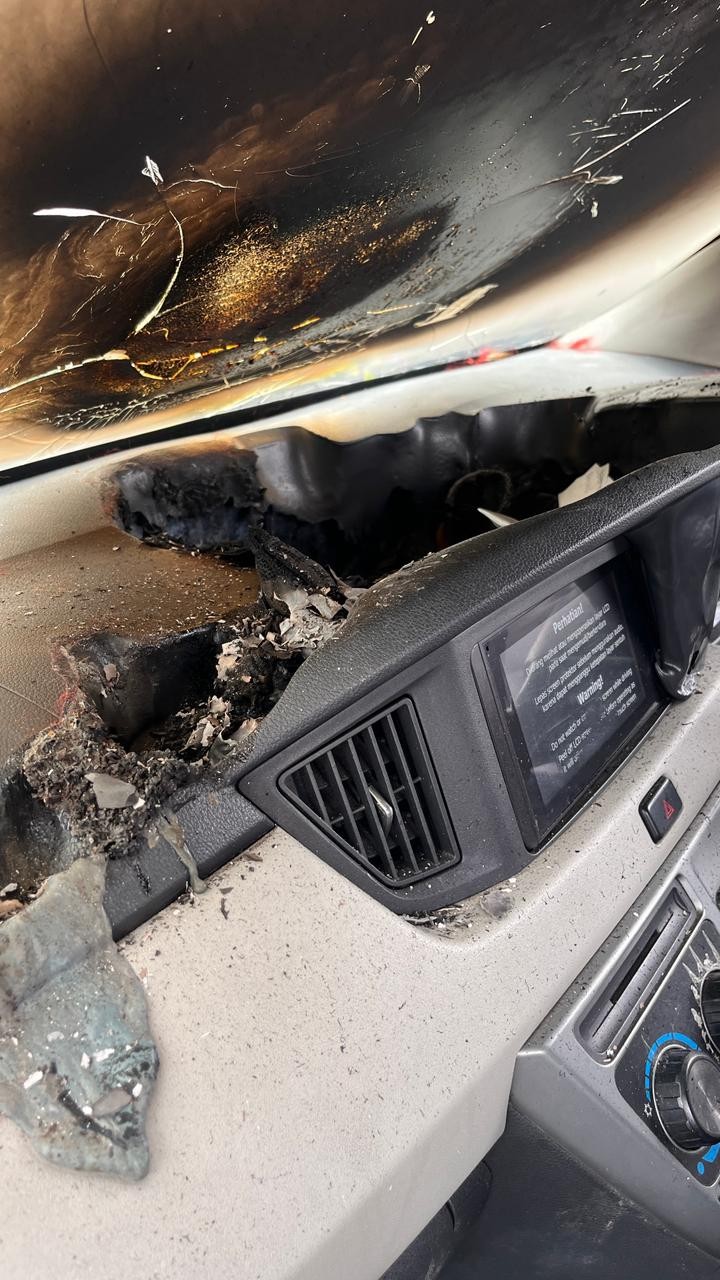 Personil Dinas Pemadam Kebakaran dan Penyelamatan menerima informasi kebakaran sebuah Mobil di  Jl. 