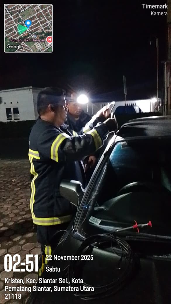 Personil Dinas Pemadam Kebakaran dan Penyelamatan berhasil melaksanakan Evakuasi Kunci Mobil yang te