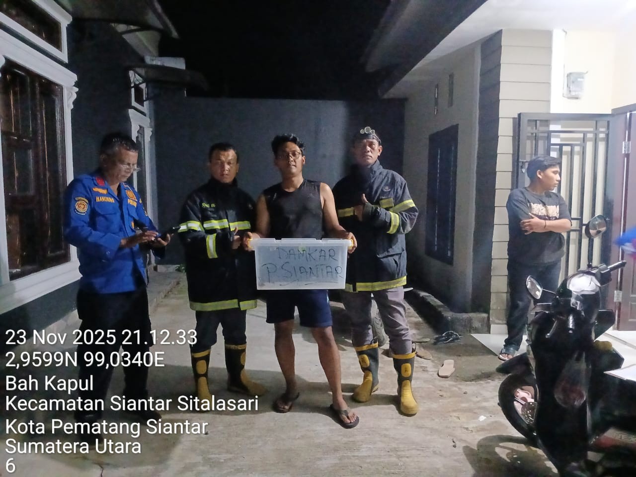 Personil Dinas Pemadam Kebakaran dan Penyelamatan berhasil mengevakuasi ular di rumah warga  Jl. Ber