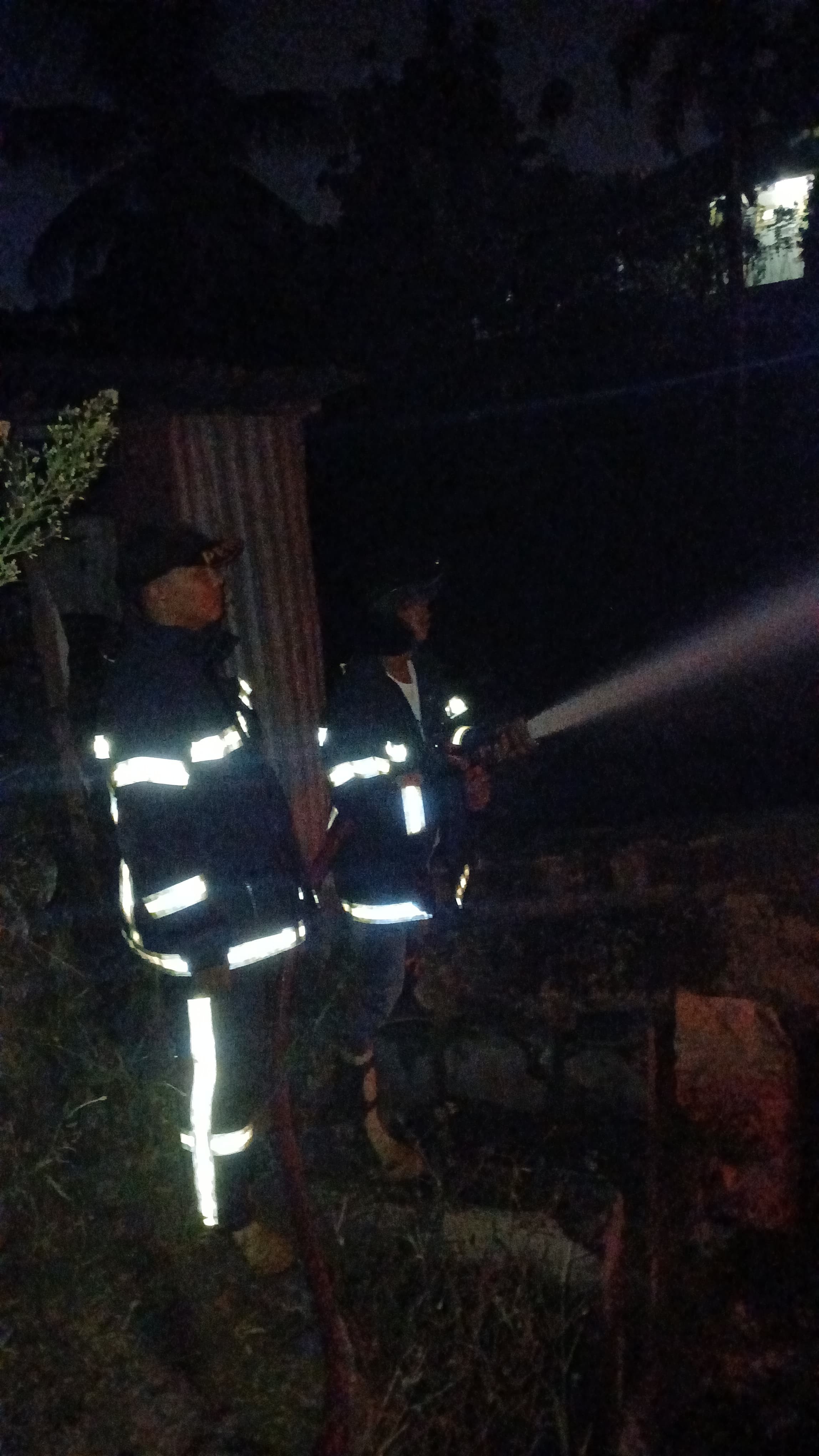 Personil Dinas Pemadam Kebakaran dan Penyelamatan melaksanakan pemadaman kebakaran rumah kosong di  