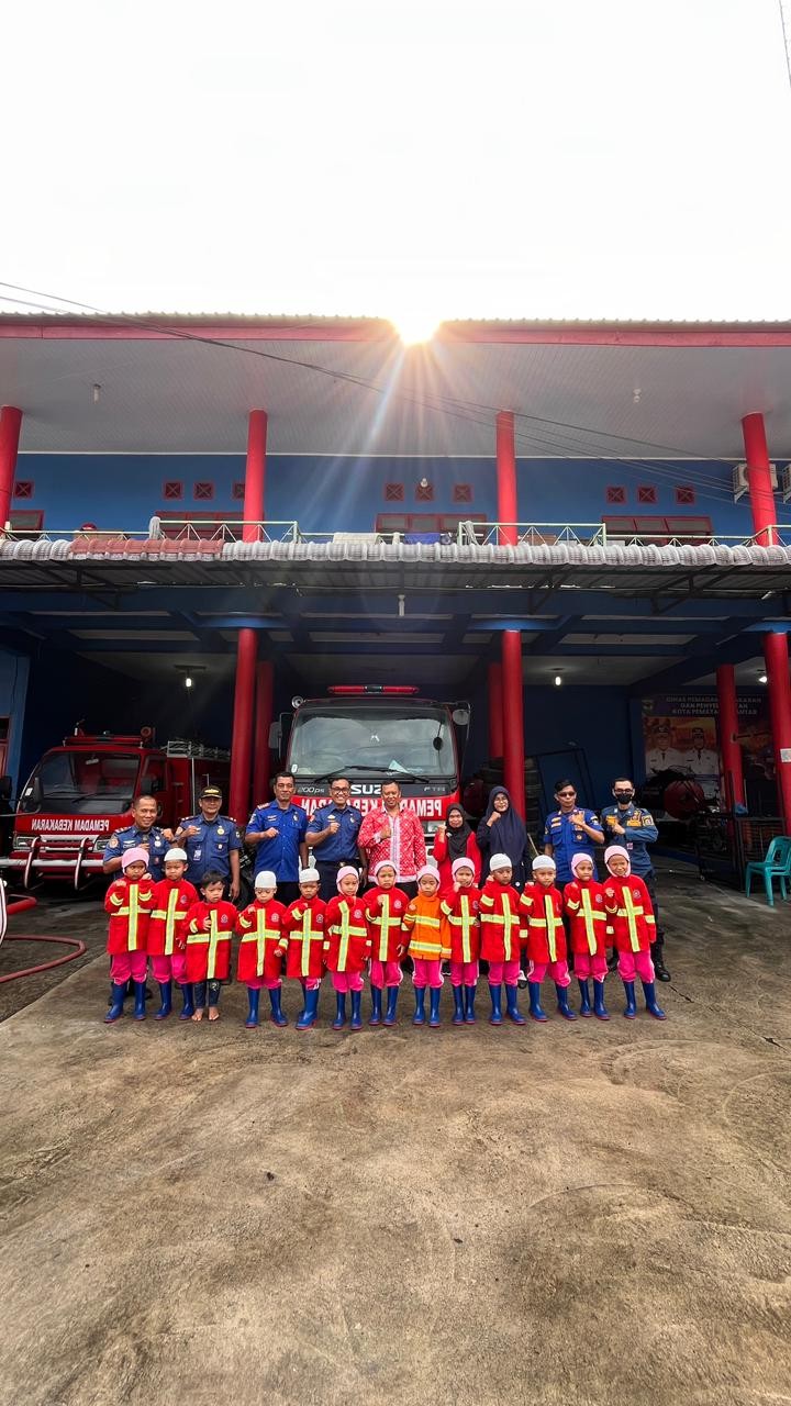 Personil Dinas Pemadam Kebakaran dan Penyelamatan melaksanakan Edukasi dan Pengenalan Profesi Pemada