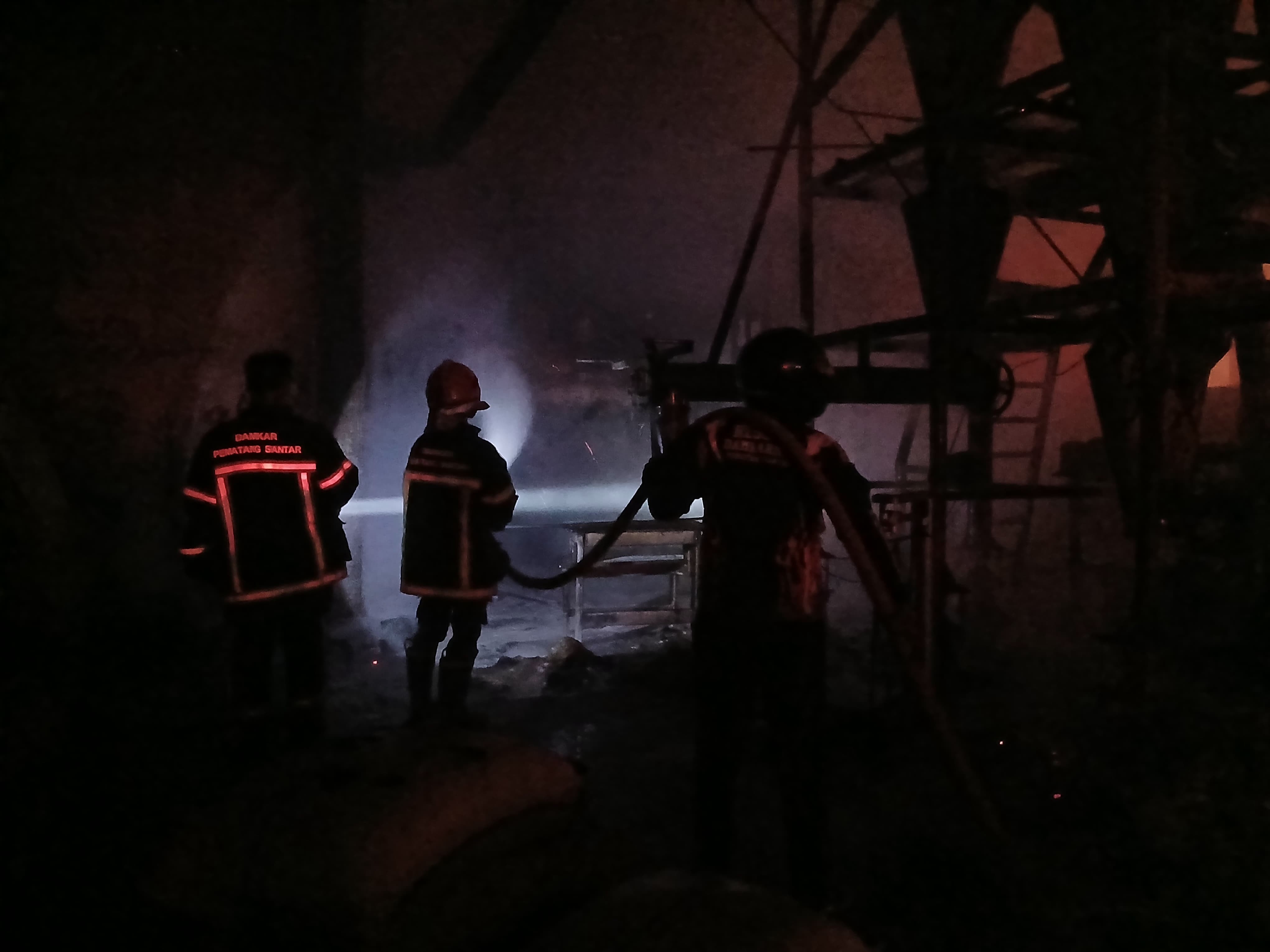 Personil Dinas Pemadam Kebakaran dan Penyelamatan melaksanakan Pemadaman kebakaran Pabrik Tepung Kay