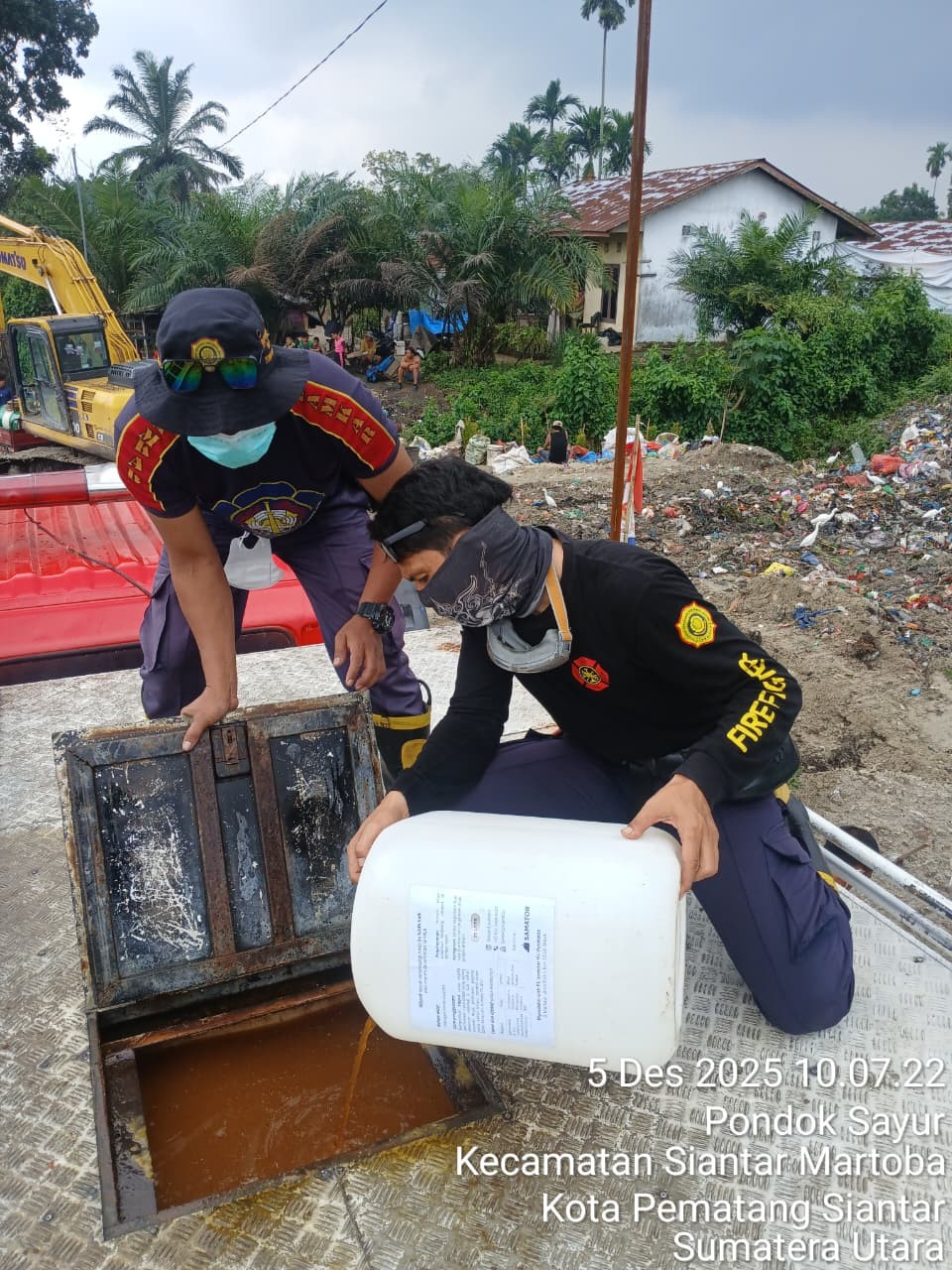 Personil Dinas Pemadam Kebakaran dan Penyelamatan melaksanakan penyemprotan Eco-enzim yang dilaksana