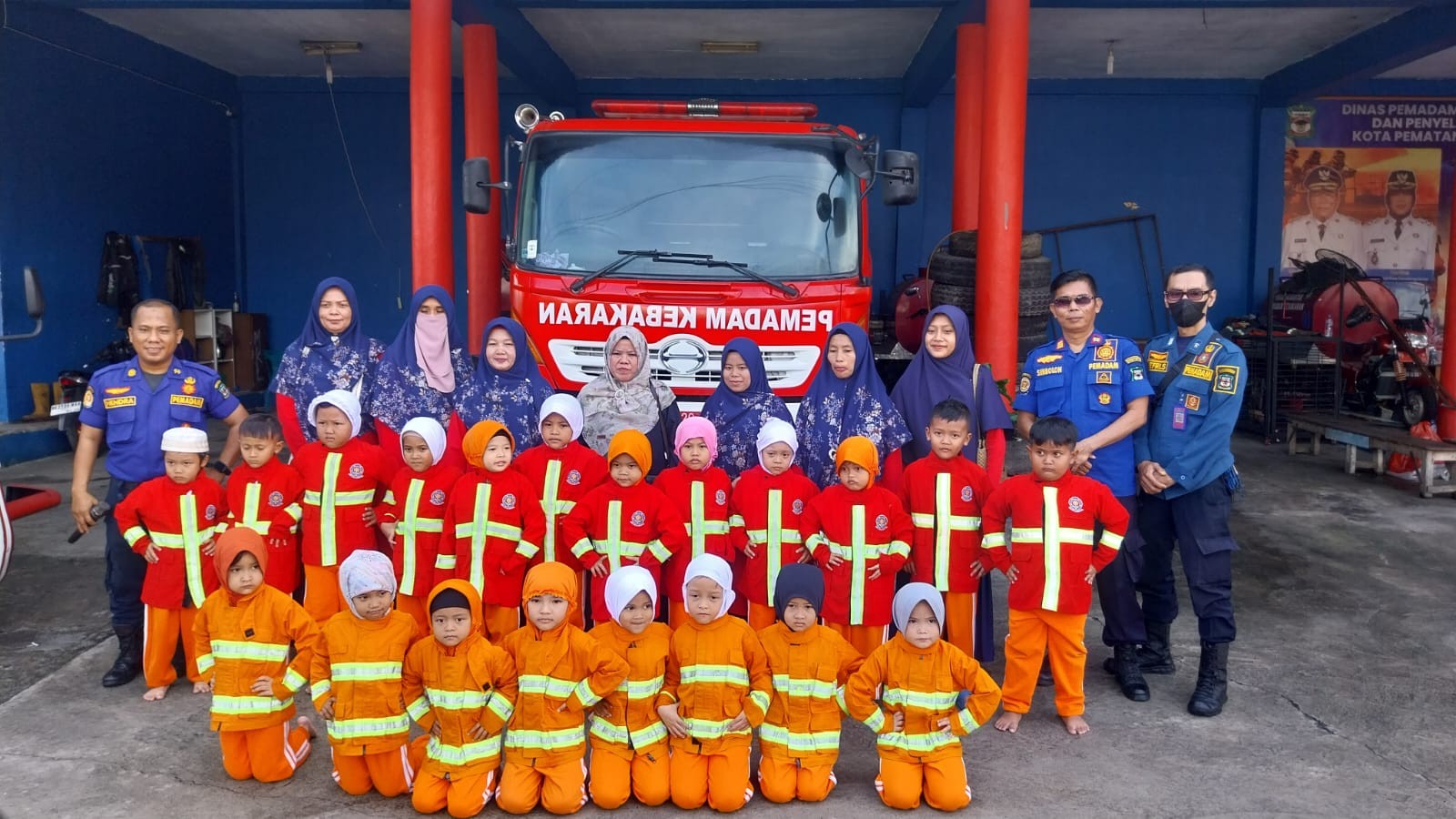 Personil Dinas Pemadam Kebakaran dan Penyelamatan melaksanakan Edukasi dan Pengenalan Profesi Pemada