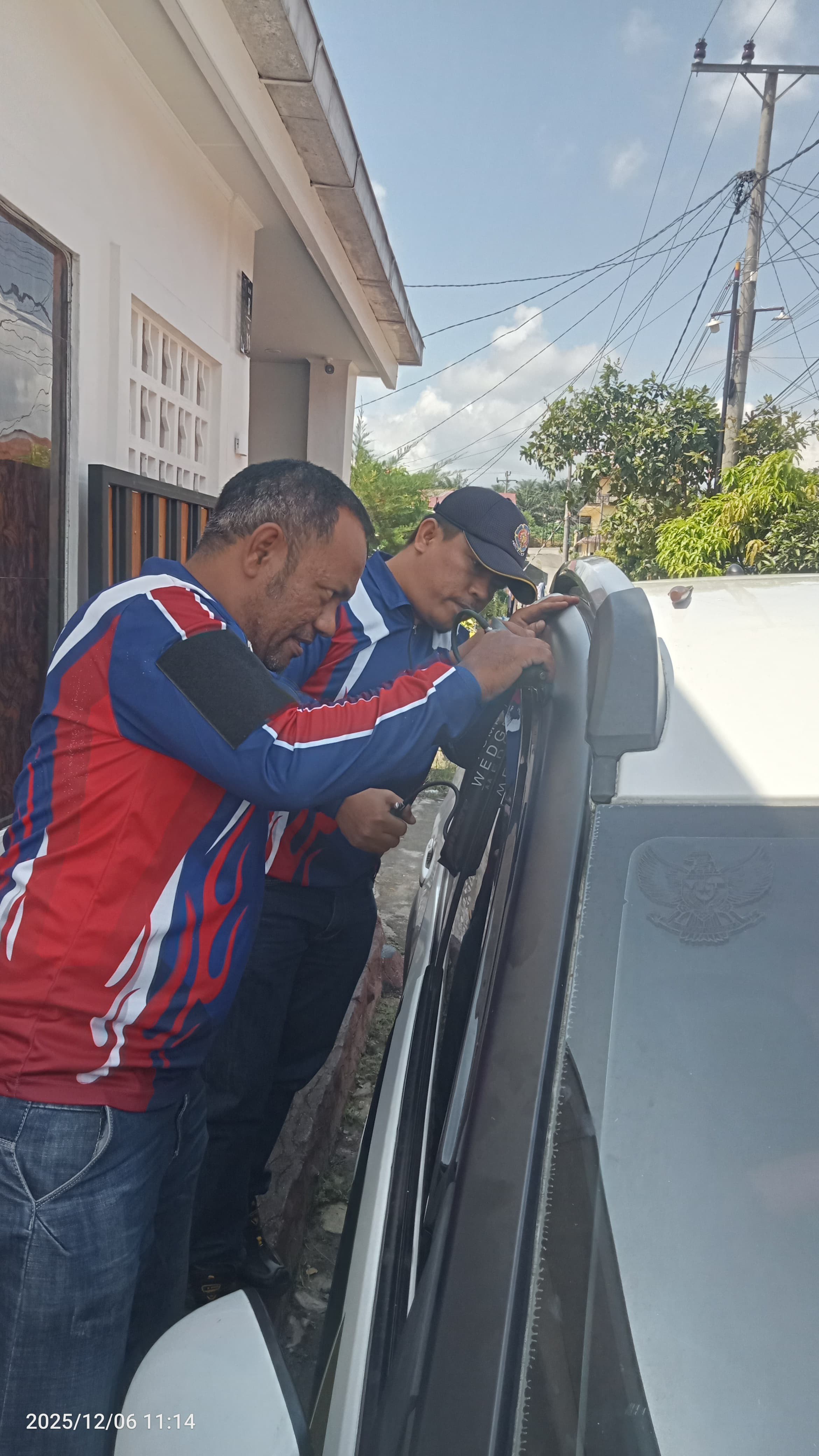 Personil Dinas Pemadam Kebakaran dan Penyelamatan berhasil mengevakuasi Kunci Mobil yang tertinggal 