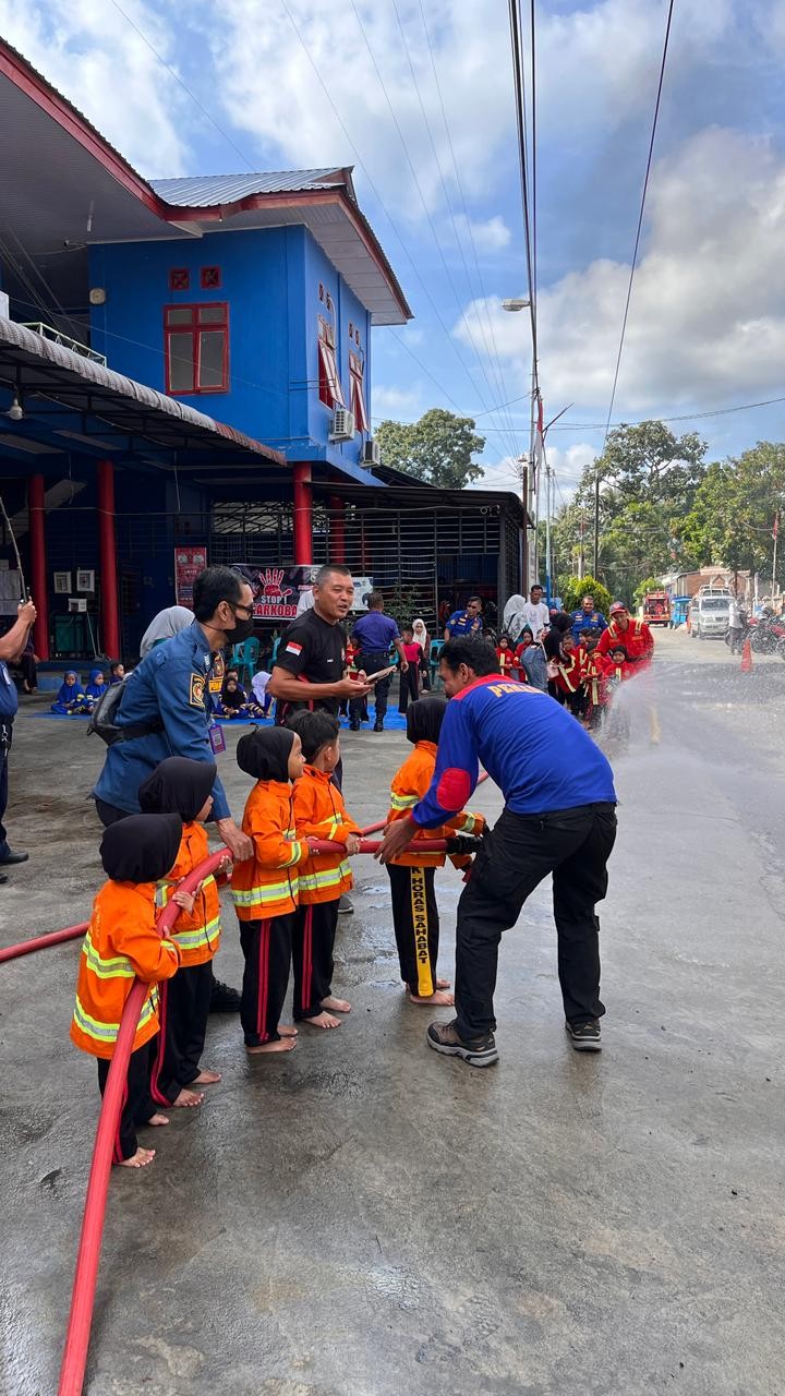 Personil Dinas Pemadam Kebakaran dan Penyelamatan melaksanakan Edukasi dan Pengenalan Profesi Pemada