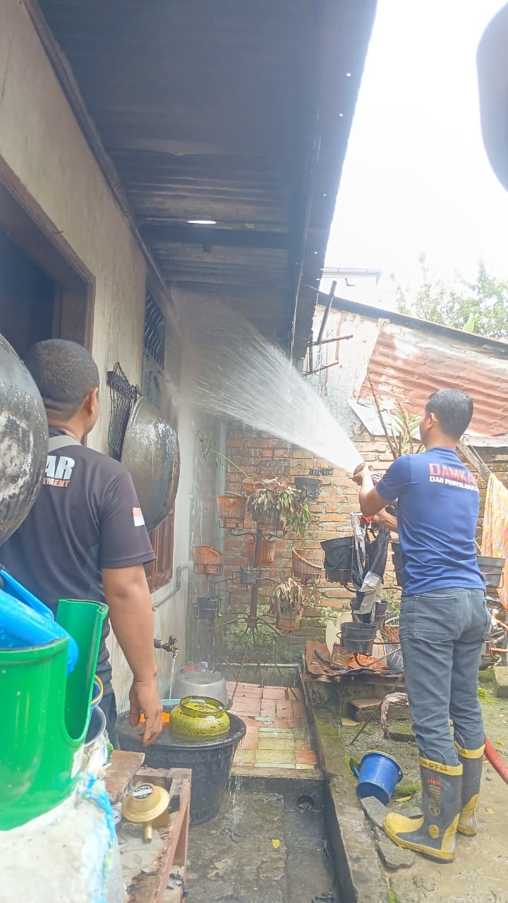 Personil Dinas Pemadam Kebakaran dan Penyelamatan menerima informasi kebakaran dapur rumah di  Jl. D