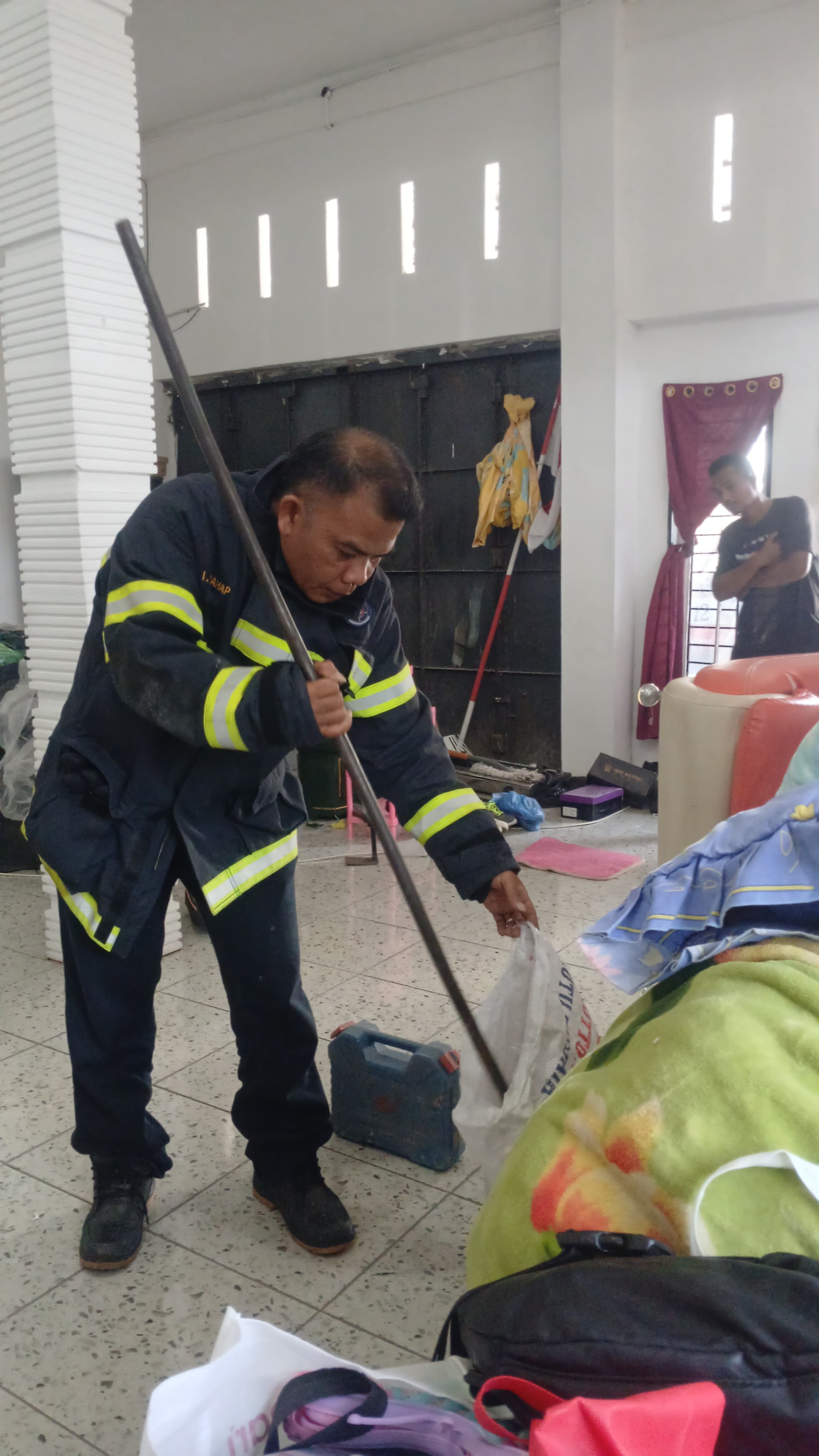 Personil Dinas Pemadam Kebakaran dan Penyelamatan menerima informasi adanya ular di rumah warga   Jl