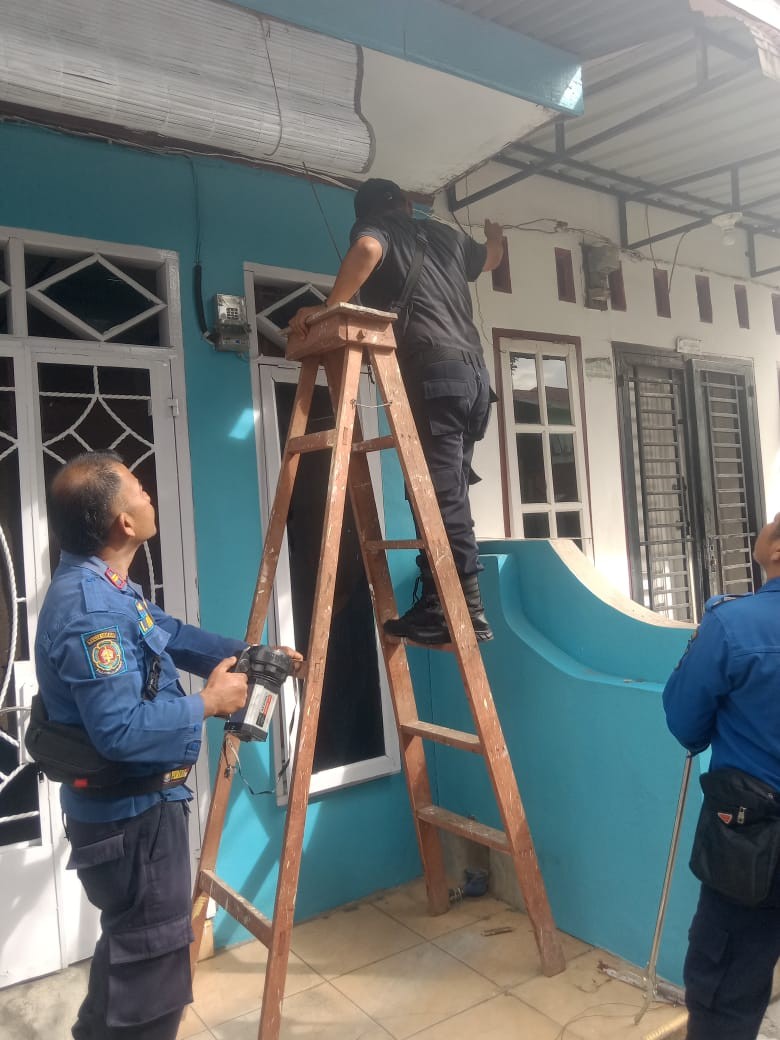 Personil Dinas Pemadam Kebakaran dan Penyelamatan menerima informasi adanya ular di rumah warga Jl