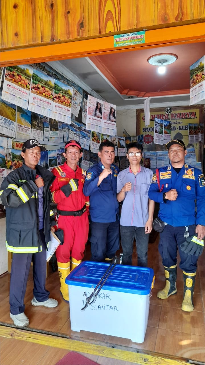 Personil Dinas Pemadam Kebakaran dan Penyelamatan berhasil mengevakuasi seekor kucing di rumah warga