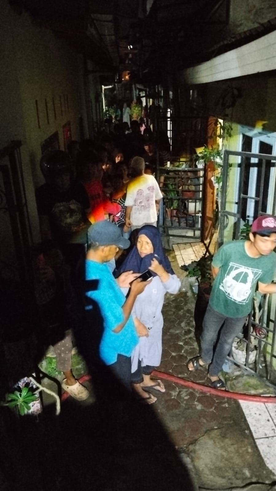 Personil Dinas Pemadam Kebakaran dan Penyelamatan menerima informasi kebakaran rumah di  Jl. Tombang