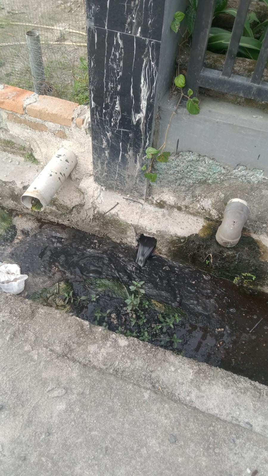 Personil Dinas Pemadam Kebakaran dan Penyelamatan melaksanakan penyemprotan saluran pipa air yang te