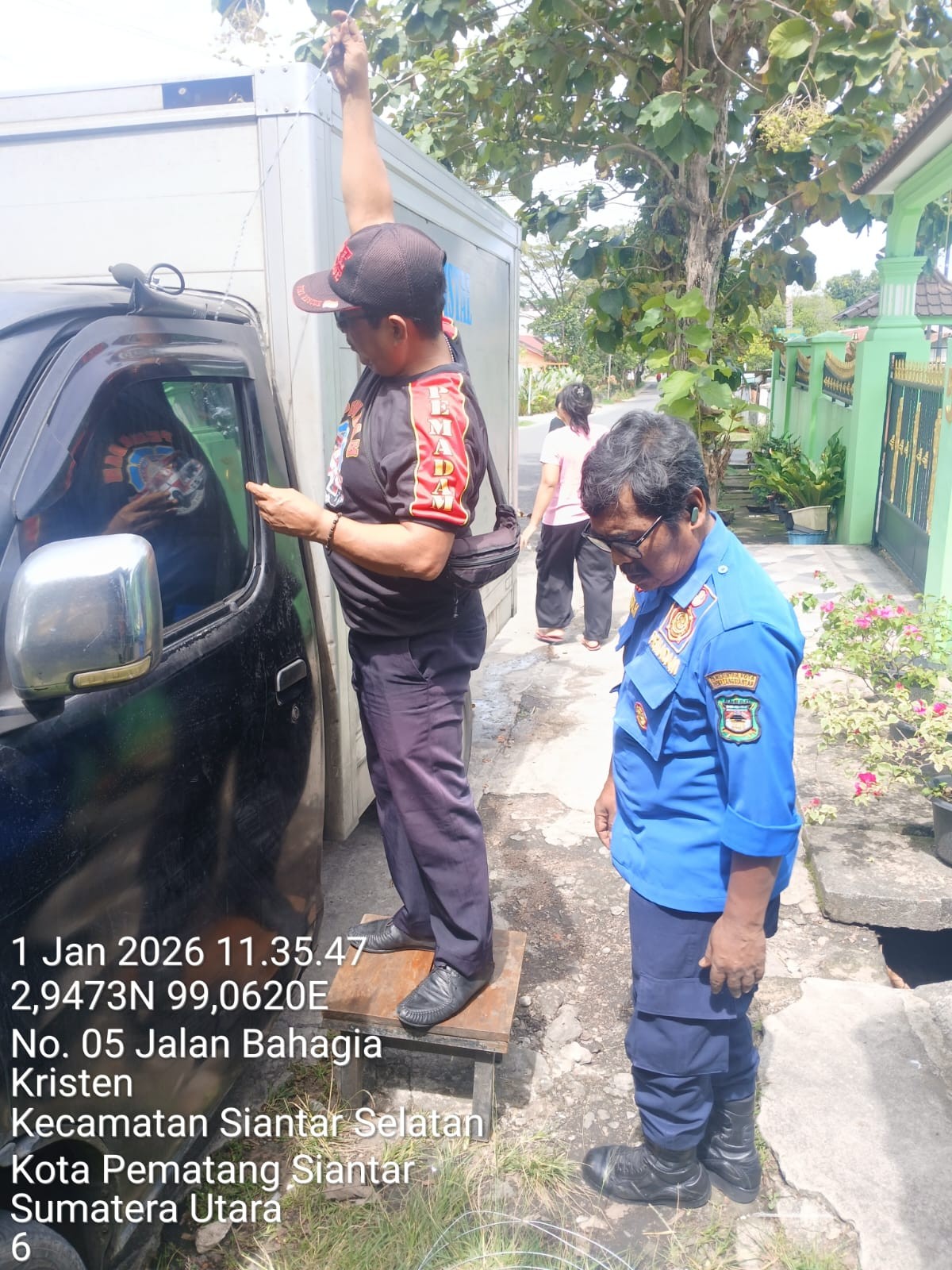 Personil Dinas Pemadam Kebakaran dan Penyelamatan berhasil mengevakuasi Kunci Mobil yang tertinggal 