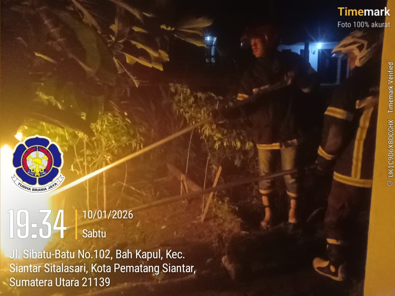 Personil Dinas Pemadam Kebakaran dan Penyelamatan berhasil mengevakuasi sarang tawon di  Jl. Sibatu-