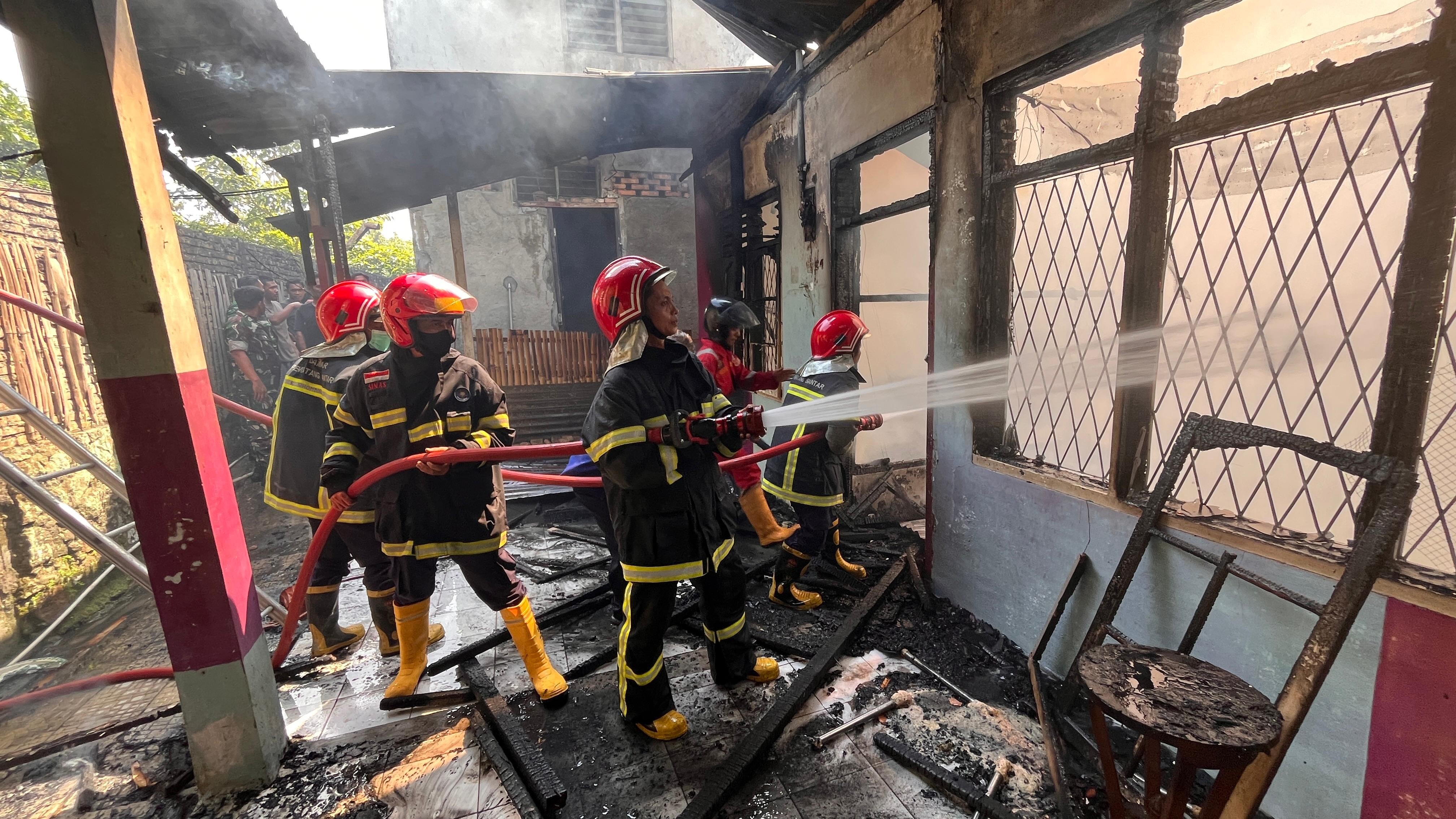 Personil Dinas Pemadam Kebakaran dan Penyelamatan melaksanakan Pemadaman Kebakaran rumah di  Jl. Kas
